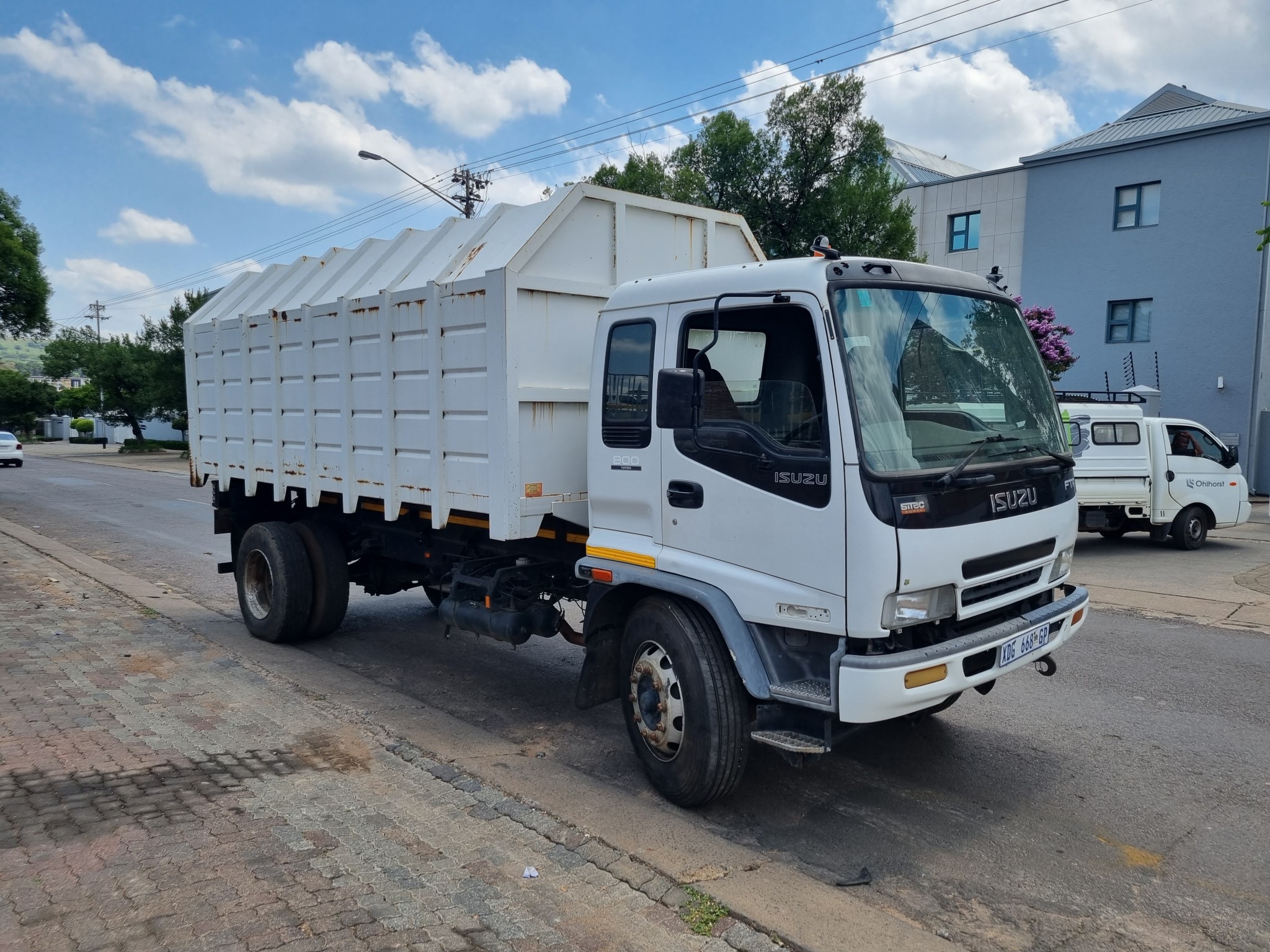2008 ISUZU FTR800 8TON CLOSED BODY TIPPER - Image 2