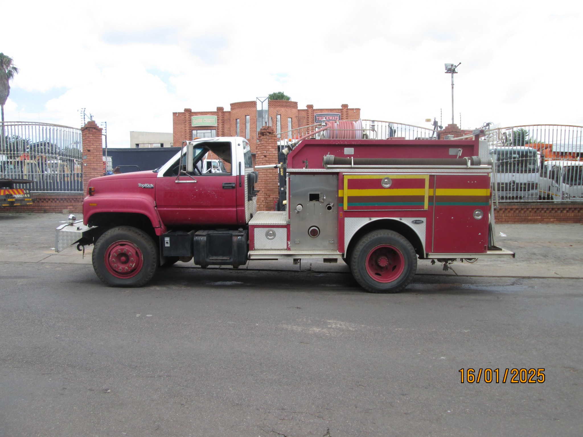 2000 GMC TOPKICK C6500 FIRE TRUCK - Image 5