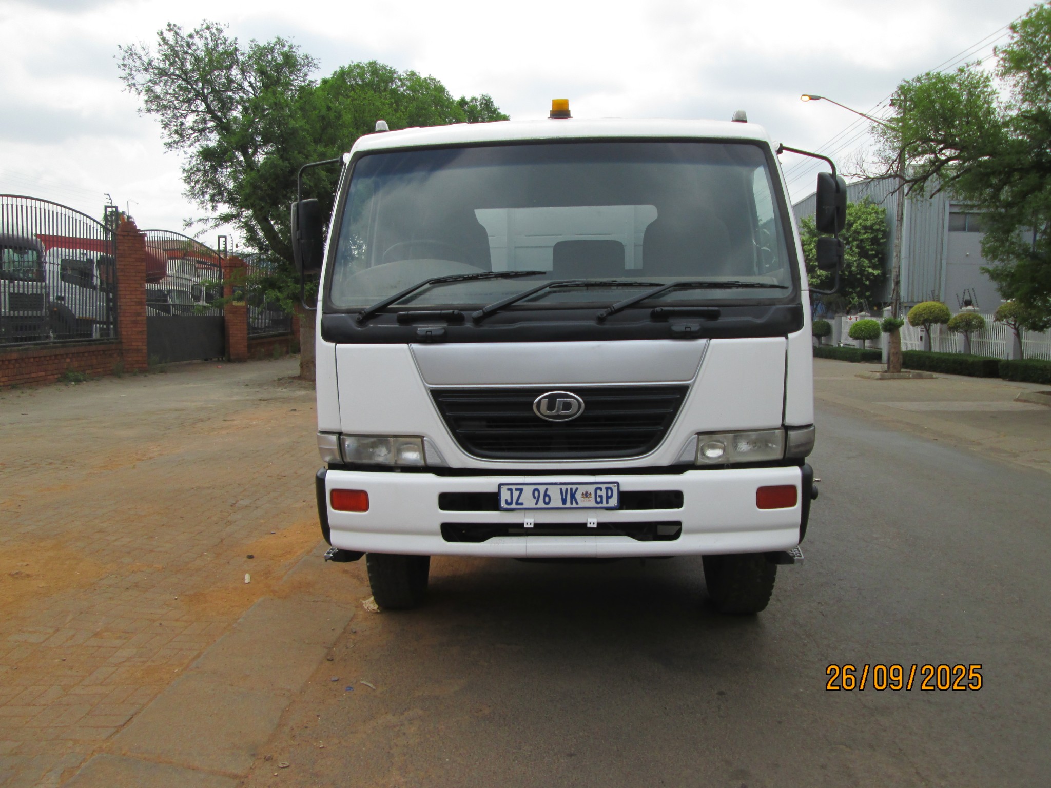 2004 UD85 6CUBE TIPPER - Image 2