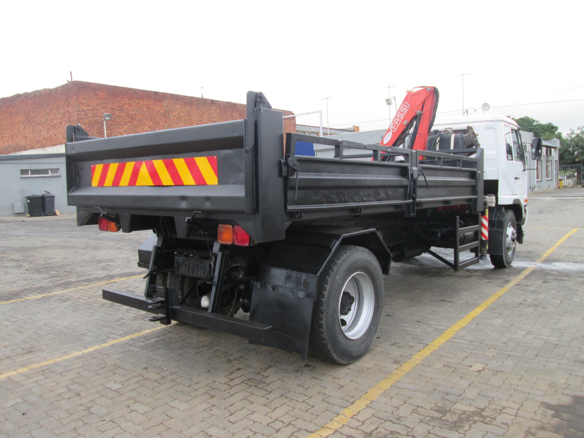 2013 UD80 5CUBE  TIPPER DROPSIDE BODY WITH FASSI F65 CRANE  - Image 7