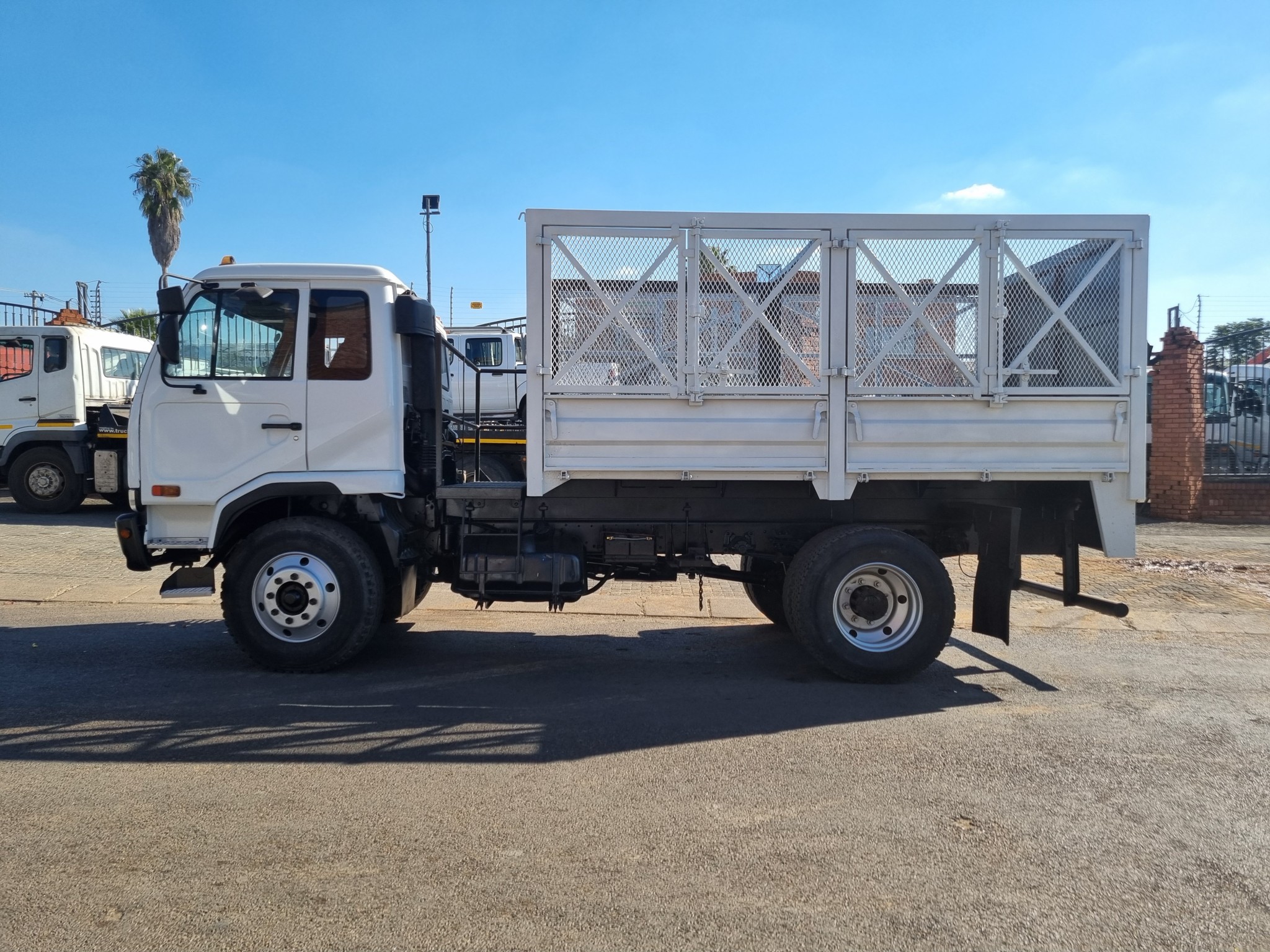 2003 UD85 8TON HIGH SIDES SIDE TIPPER - Image 4