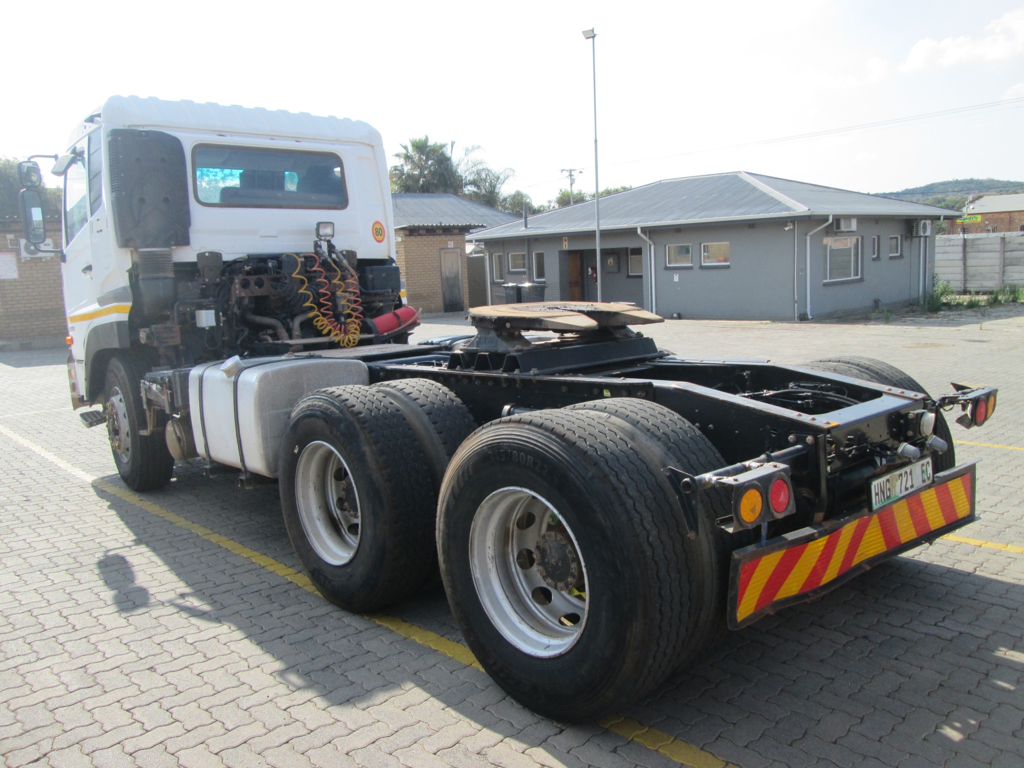 2015 UD QUON GW26-450 TRUCK TRACTOR - Image 5