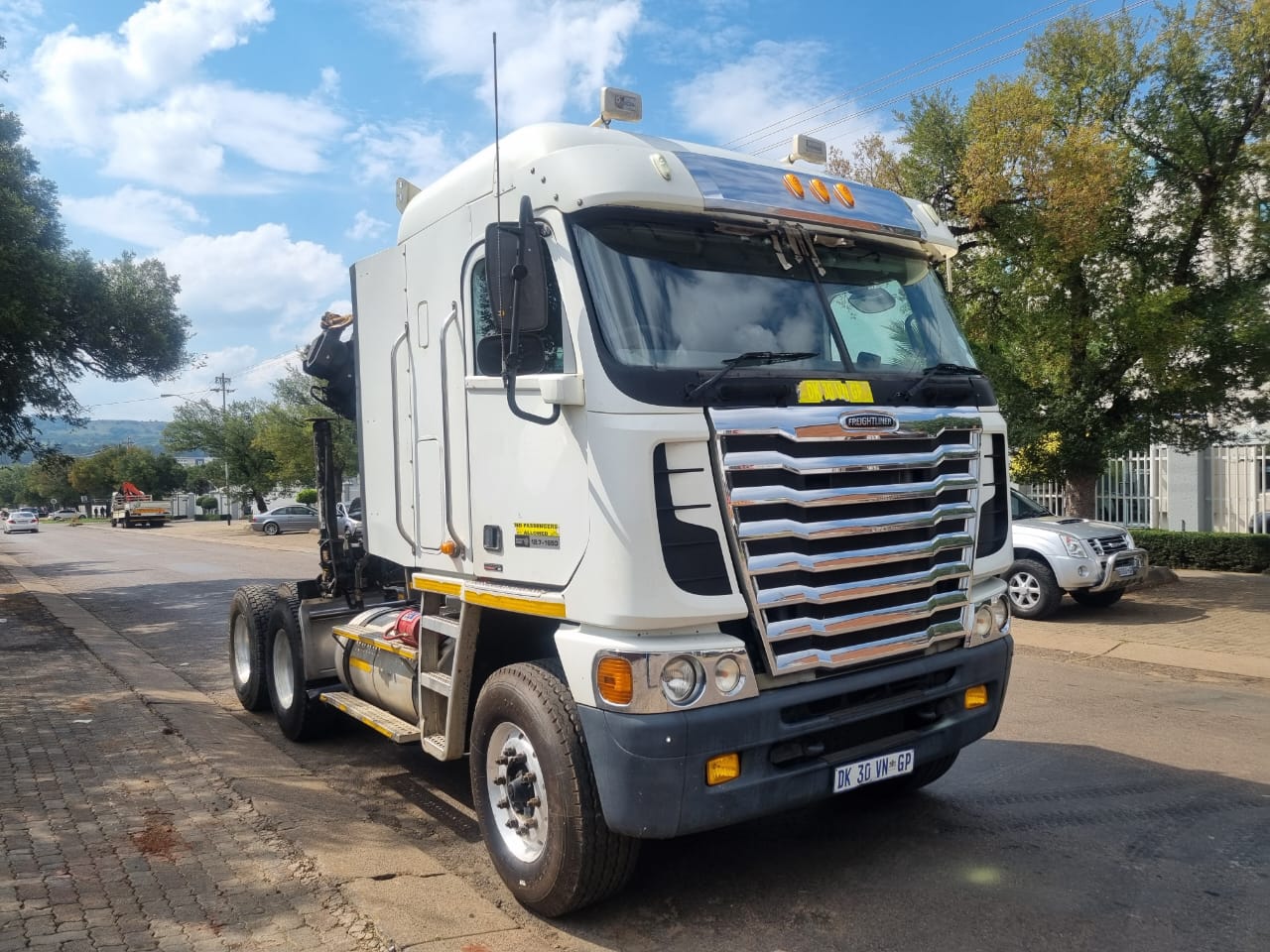 2014 FREIGHTLINER DETROIT 12.7-1650 TRUCK TRACTOR WITH HIAB 152B-2 CRANE - Image 1