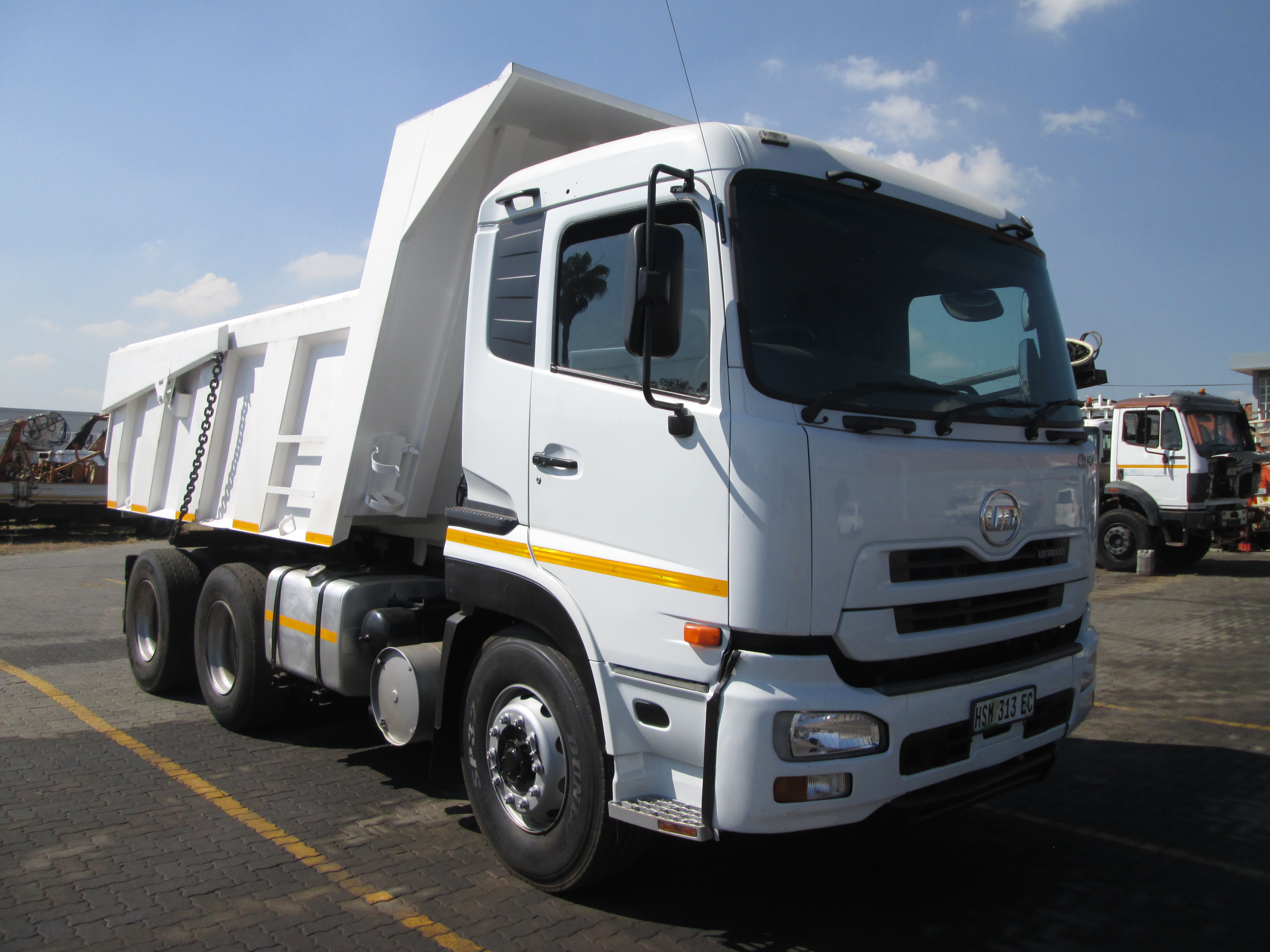 2015 UD QUON GW26-450 10CUBE TIPPER - Image 1