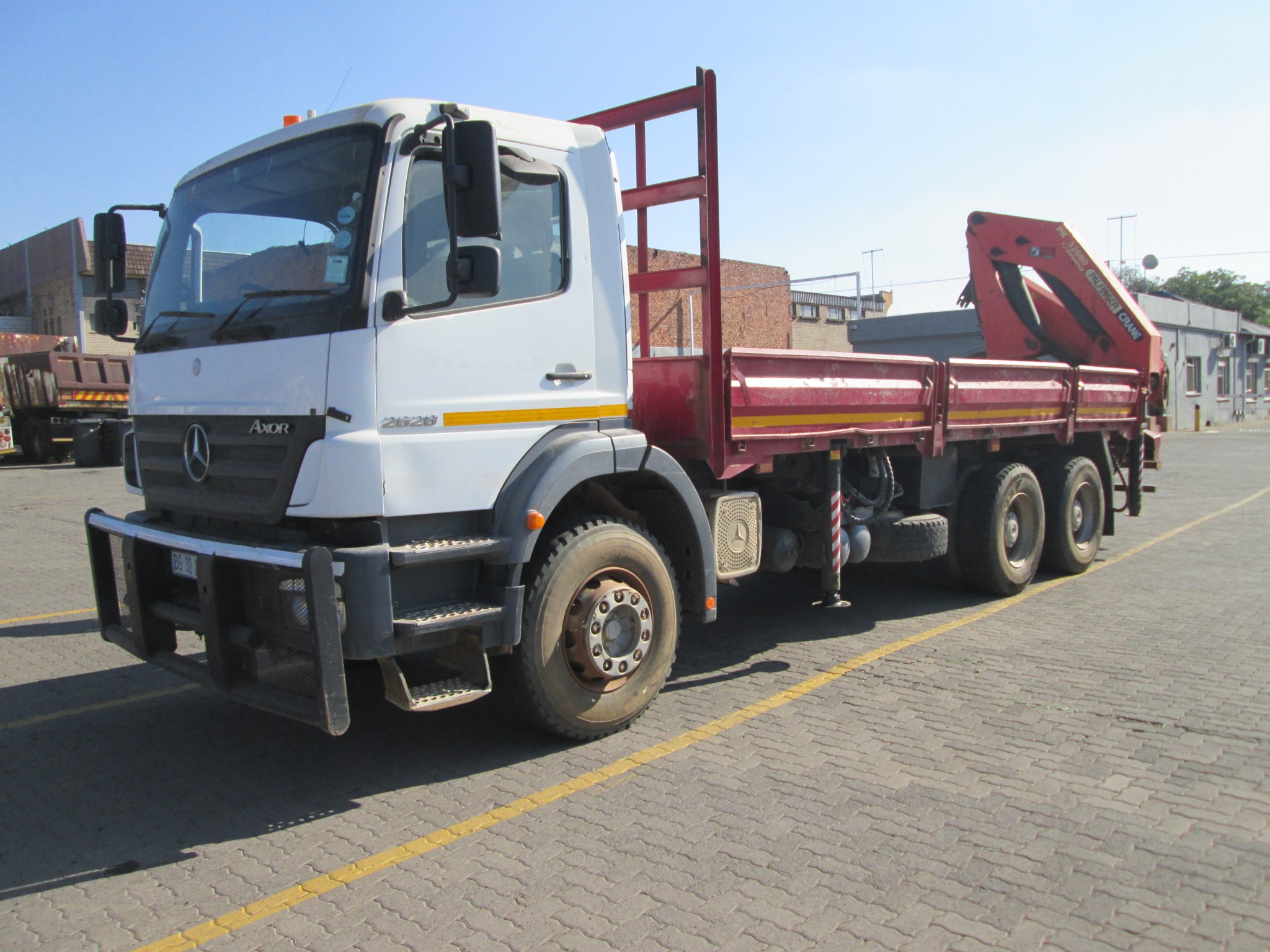 2011 MERCEDES BENZ 2628 AXOR 12TON DROPSIDE WITH PK32080 - Image 3