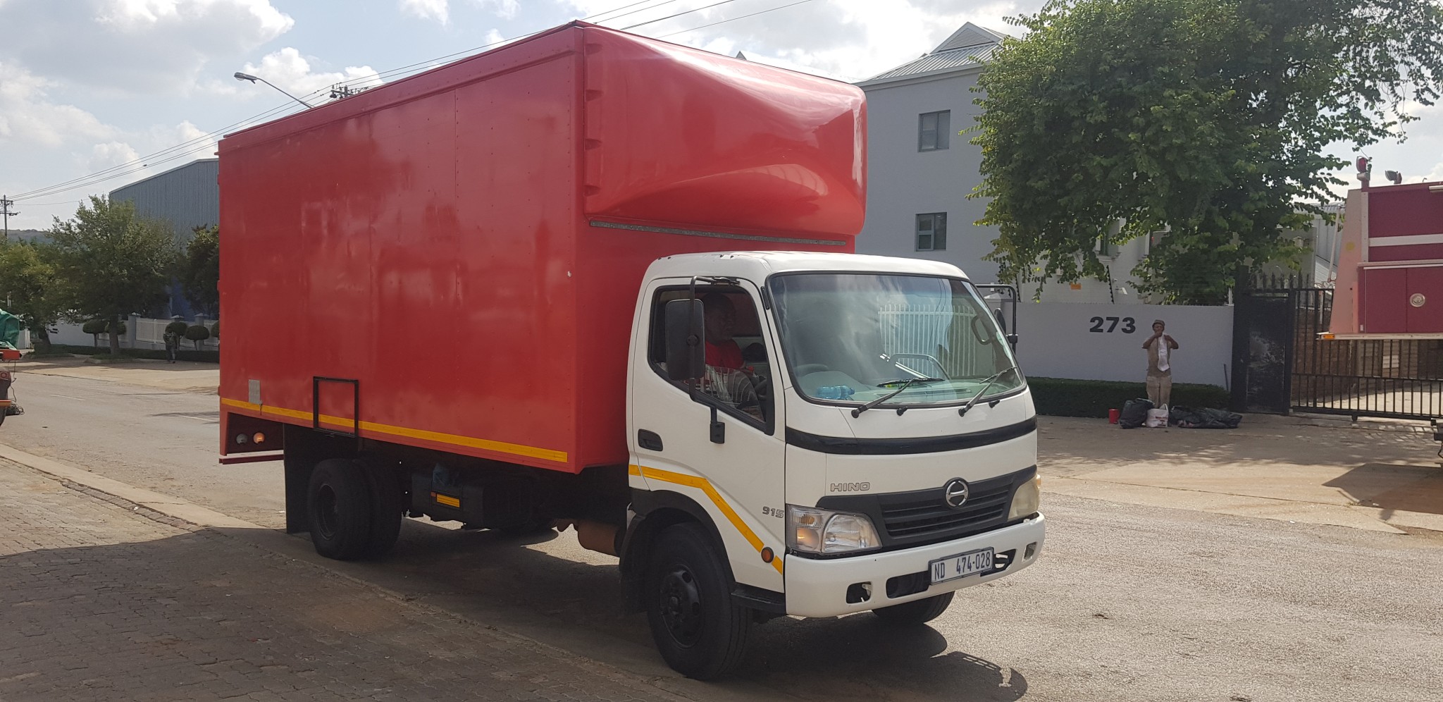 2011 HINO 915 4TON CLOSED BODY TRUCK 