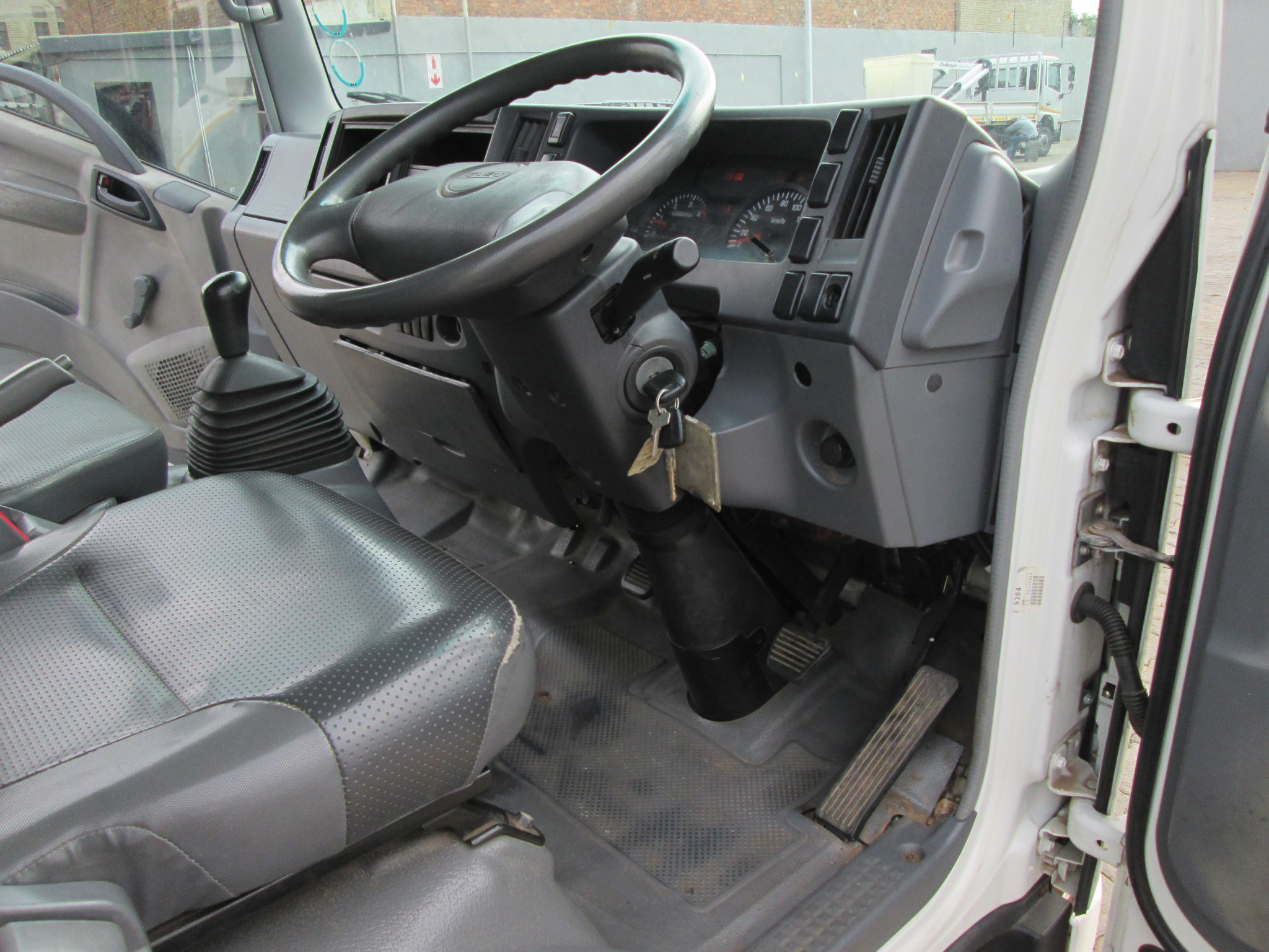 2010 ISUZU NMR250 WITH CANOPY  - Image 10