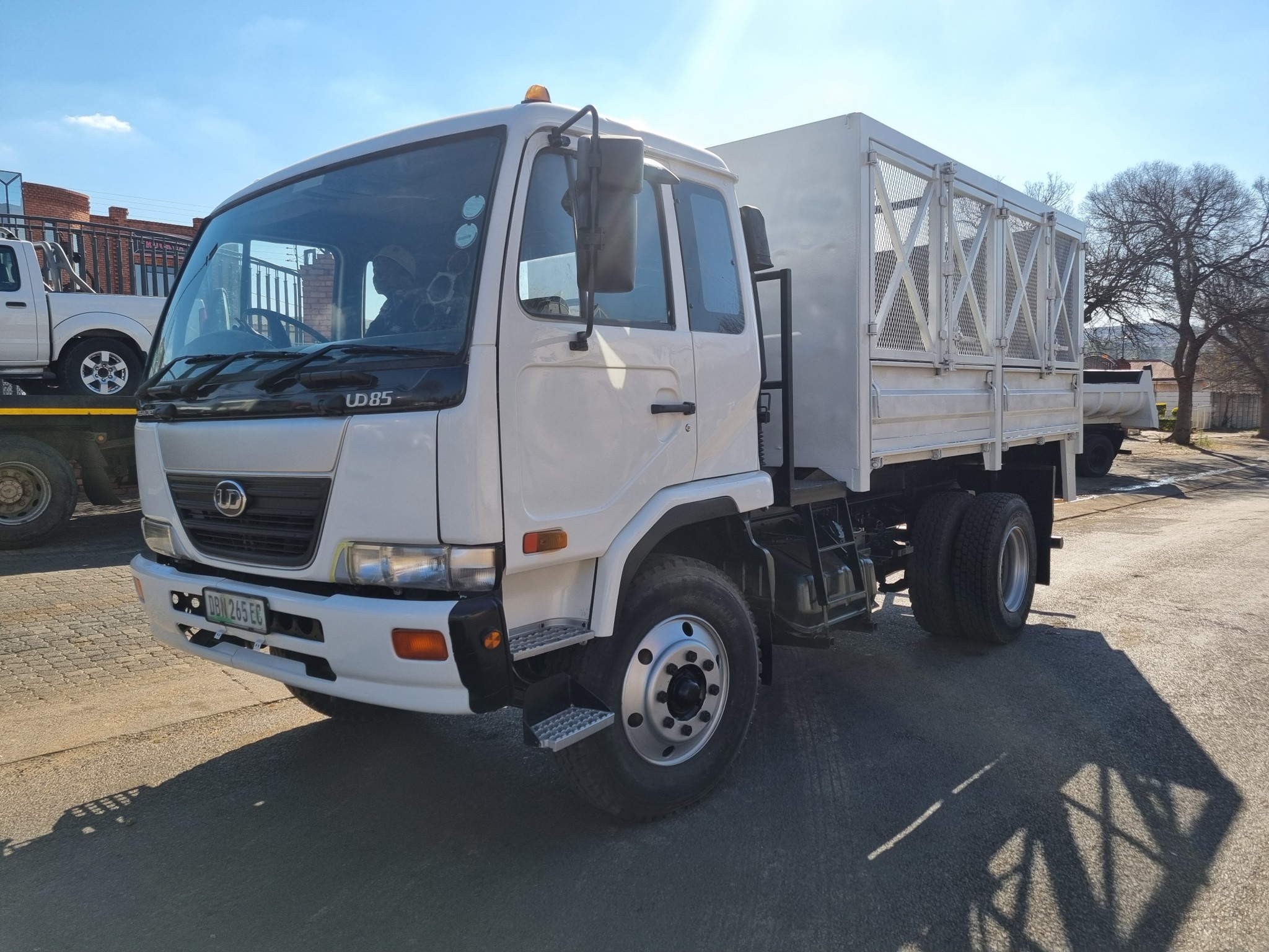 2003 UD85 8TON HIGH SIDES SIDE TIPPER - Image 3
