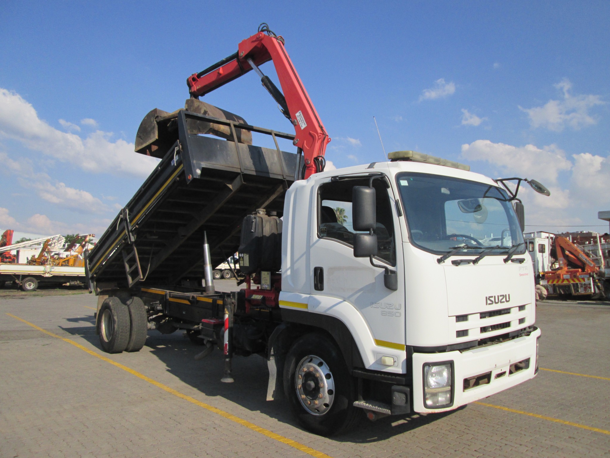 2014 ISUZU FTR850 5CUBE TIPPER DROPSIDE BODY WITH FASSI F80 CRANE AND GRAB - Image 15