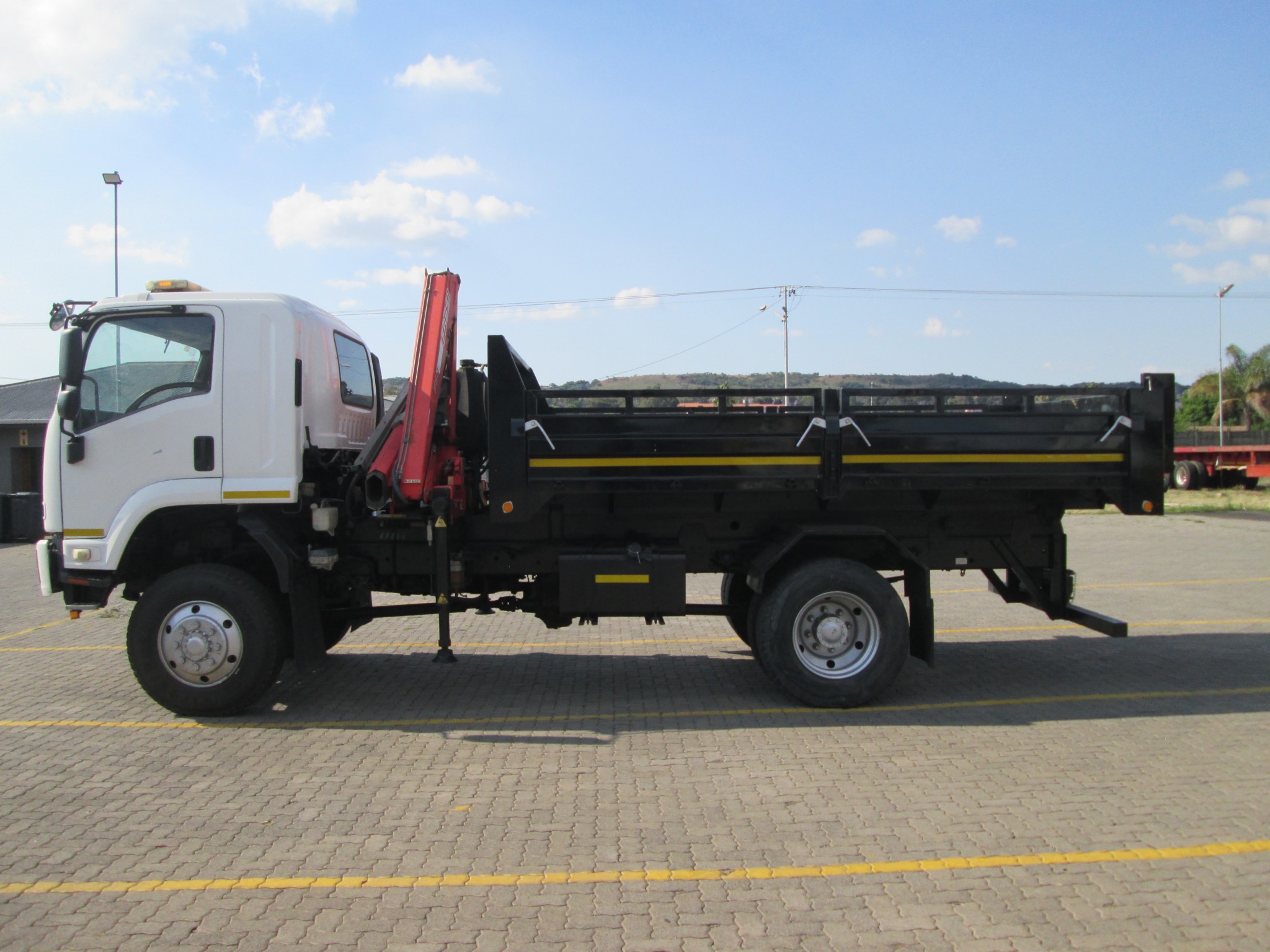 2014 ISUZU FTS750 4X4 5CUBE TIPPER DROPSIDE WITH FASSI F65 CRANE - Image 10
