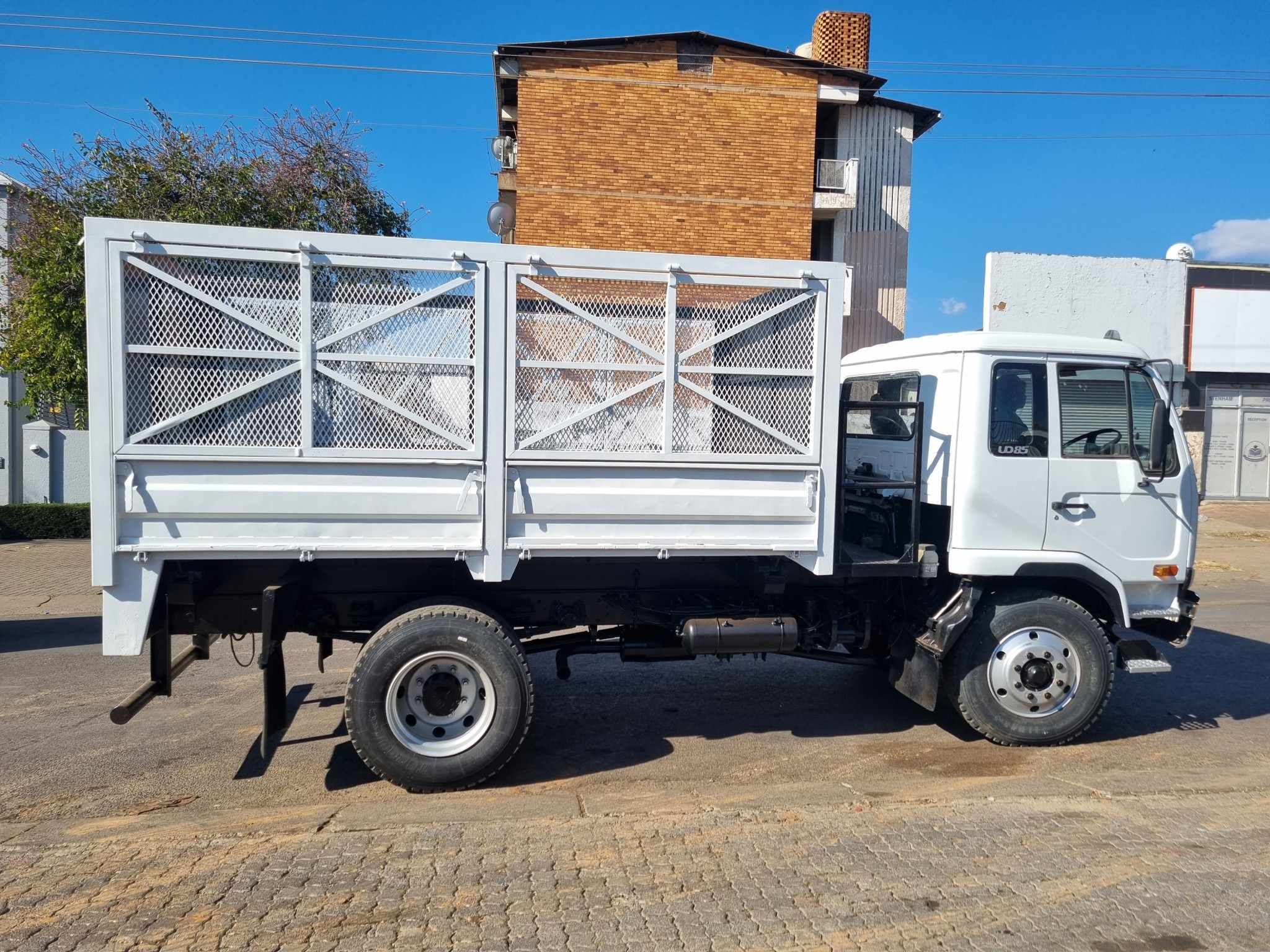 2003 UD85 8TON HIGH SIDES SIDE TIPPER - Image 8