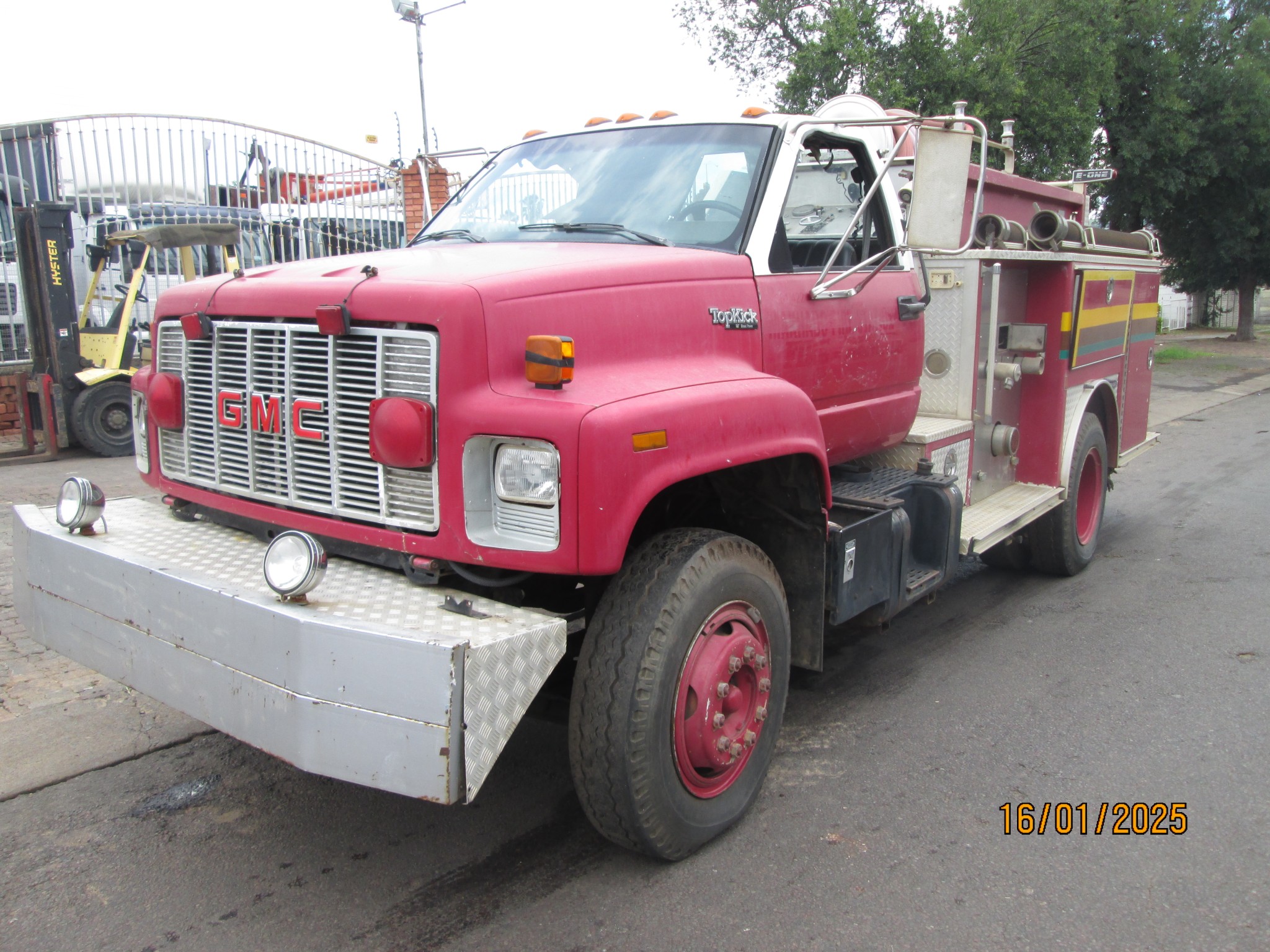 2000 GMC TOPKICK C6500 FIRE TRUCK - Image 4