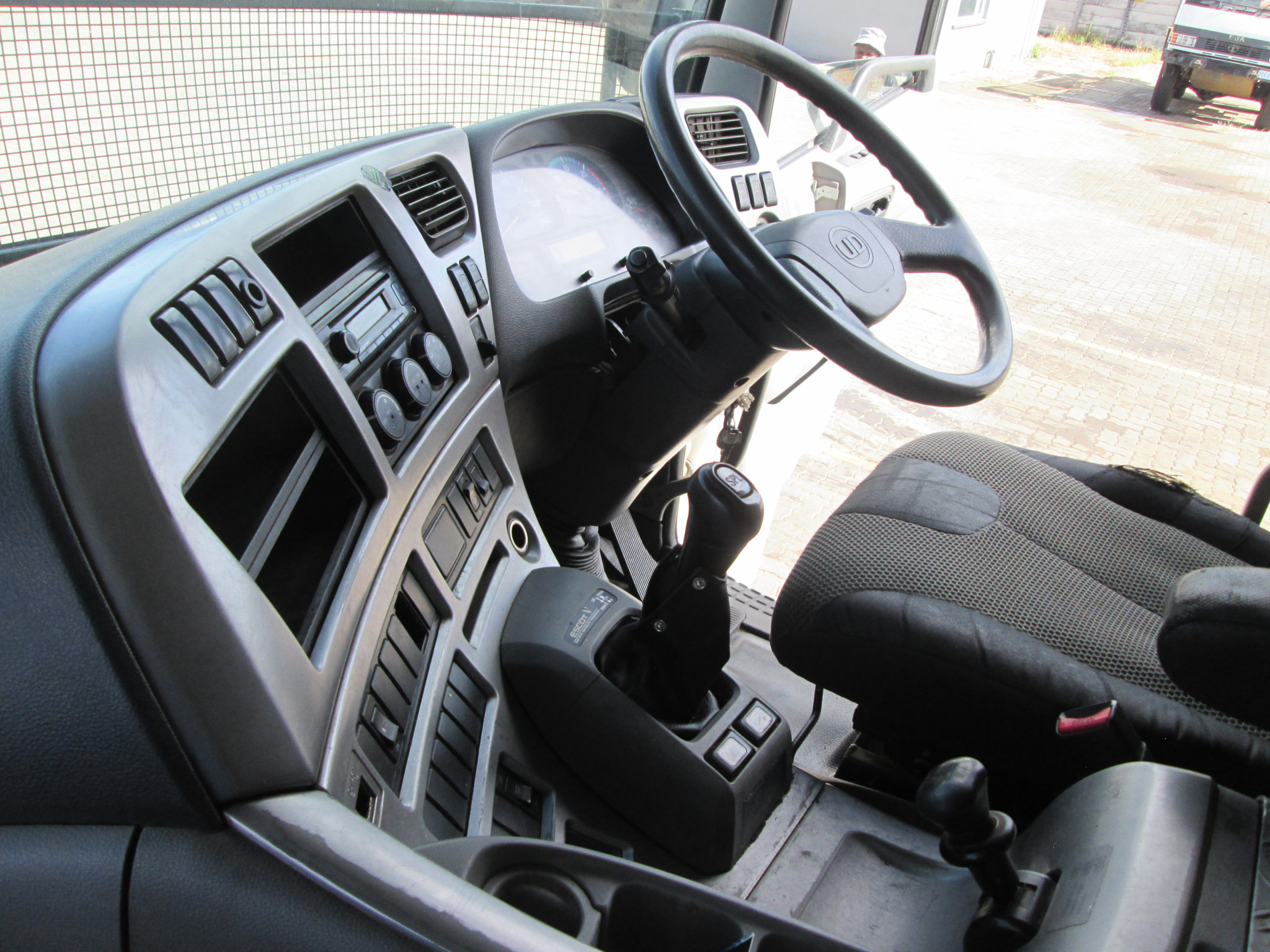 2018 UD QUON GW26-450 TRUCK TRACTOR 304005KM - Image 16