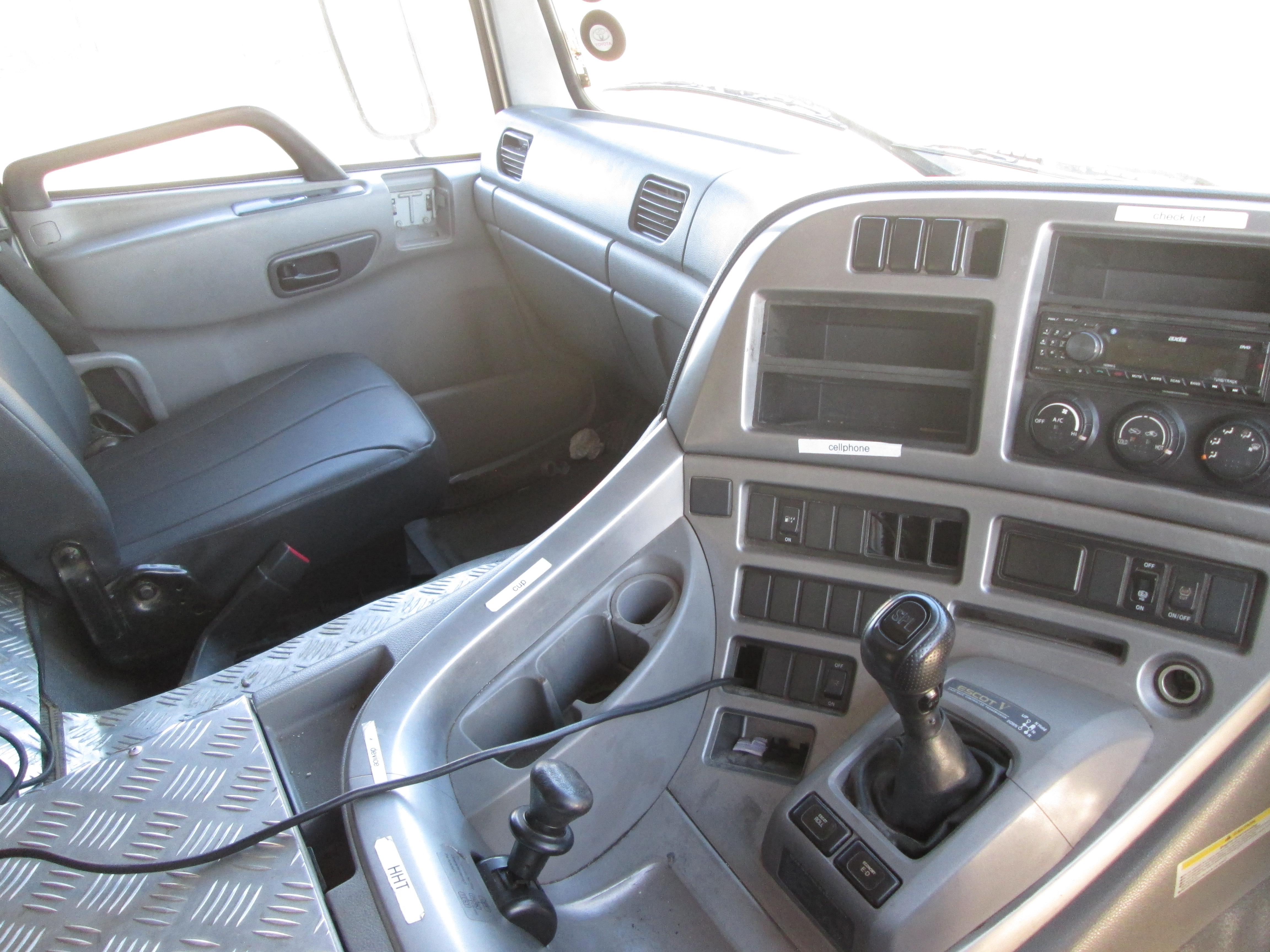 2019 UD QUON GW26-450 TRUCK TRACTOR 303139KM - Image 12