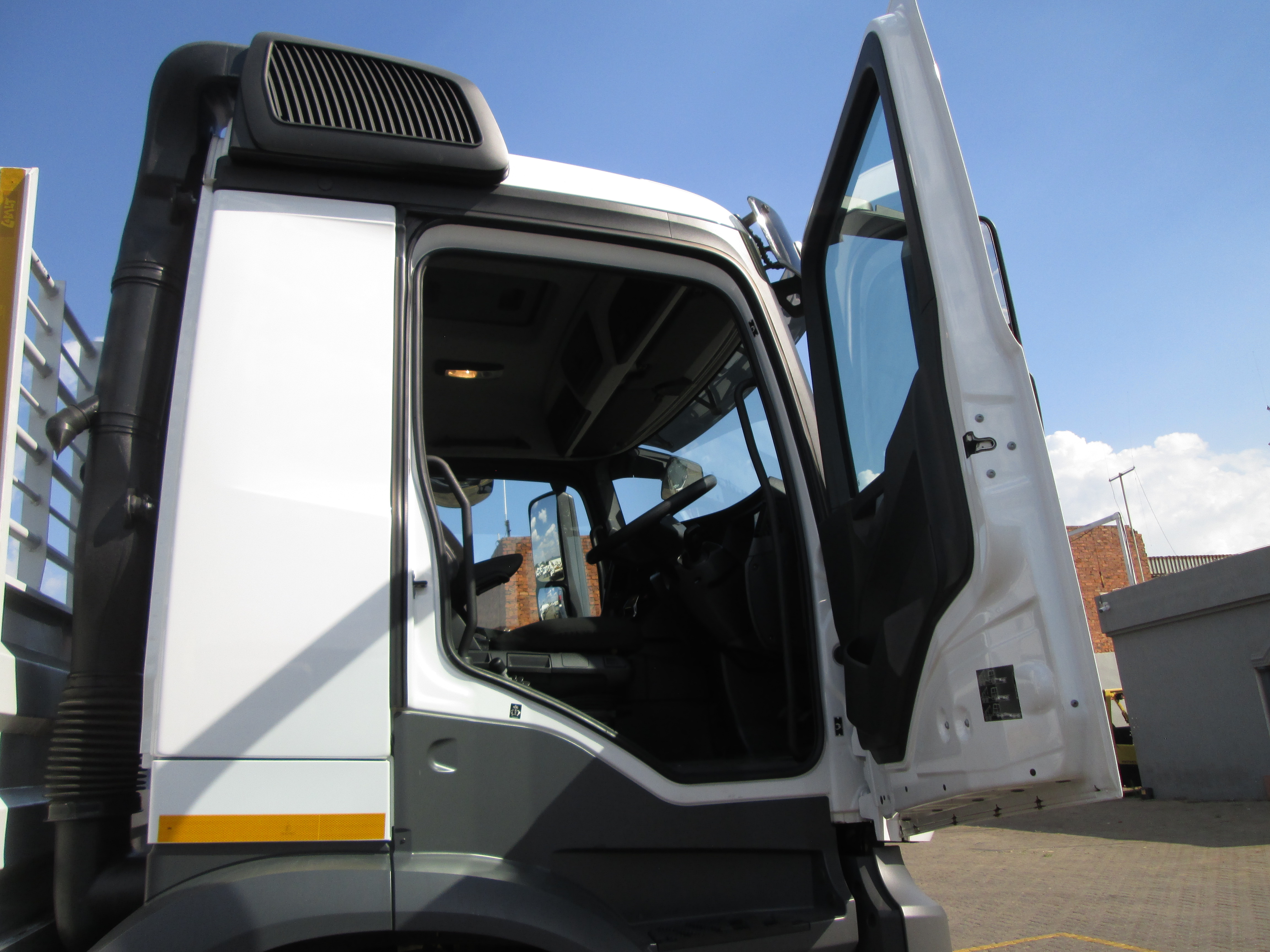 2023 Mercedes Benz AROCS 4152 Twin steer 8x4 flat deck Equipped with rear mount PK63002 EH crane - Image 21