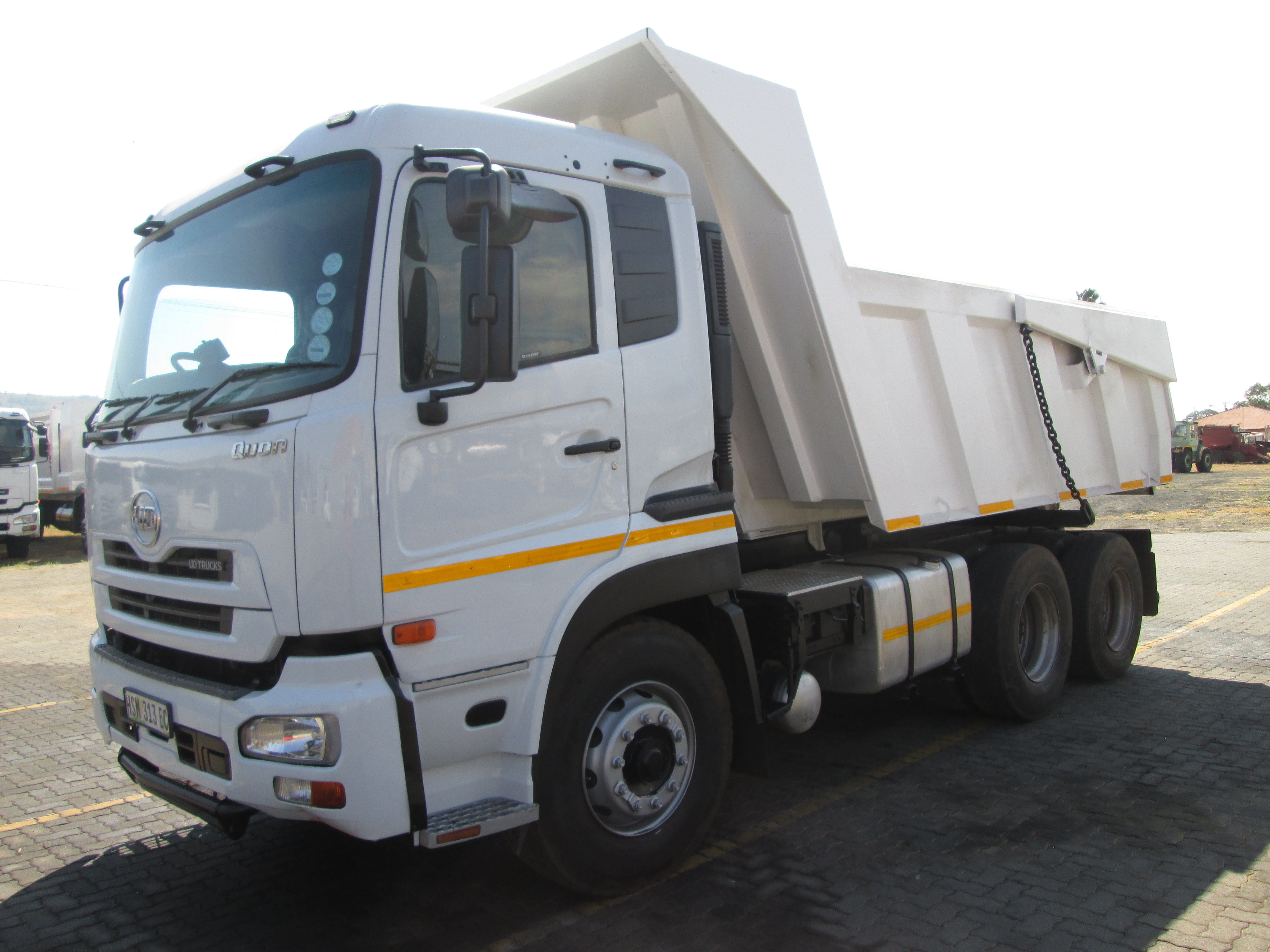 2015 UD QUON GW26-450 10CUBE TIPPER - Image 3
