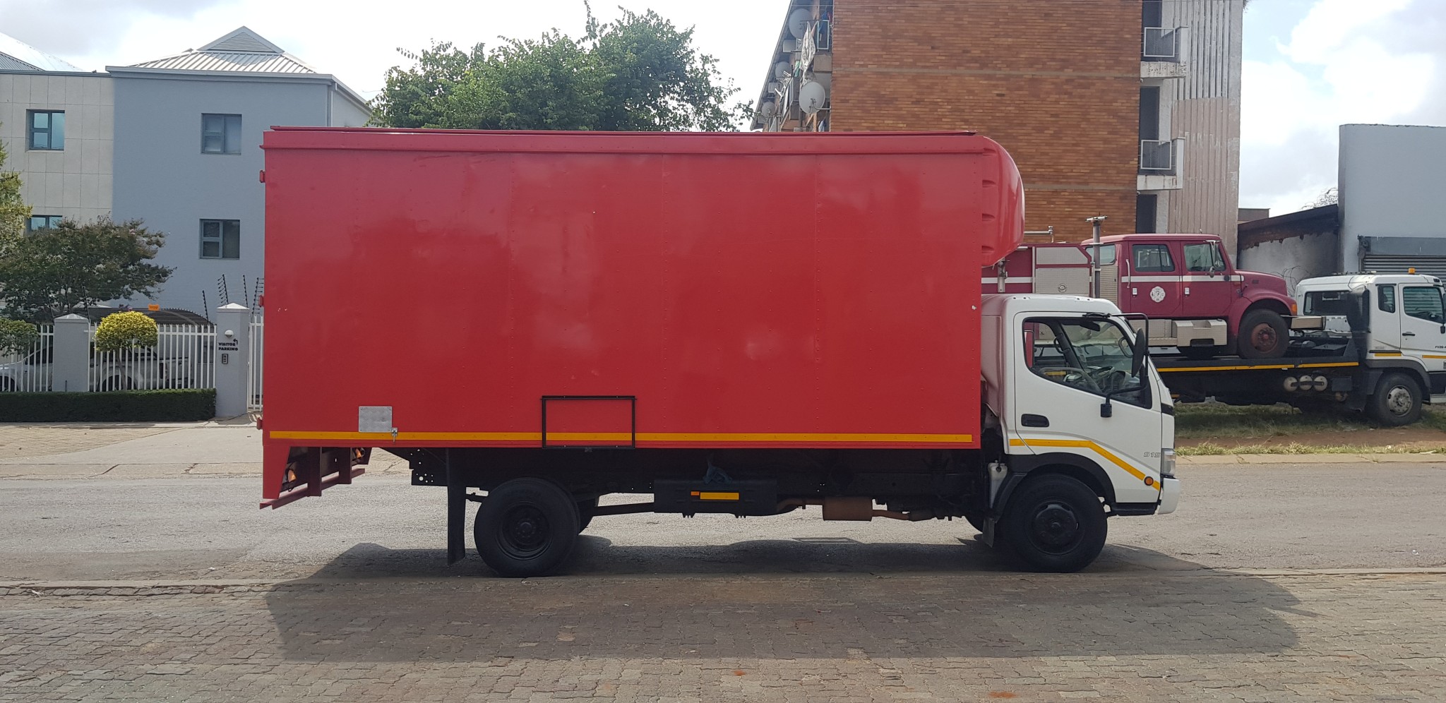 2011 HINO 915 4TON CLOSED BODY TRUCK  - Image 8