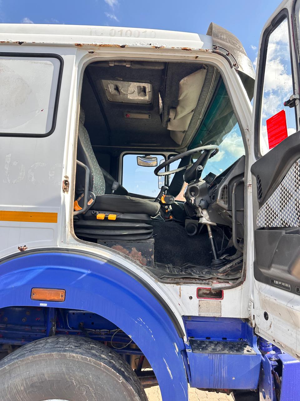 2001 MERCEDES BENZ 3235 ACTROS MP1 TWINSTEER 12TON DROPSIDE  WITH PESCI SPE560 CRANE - Image 4