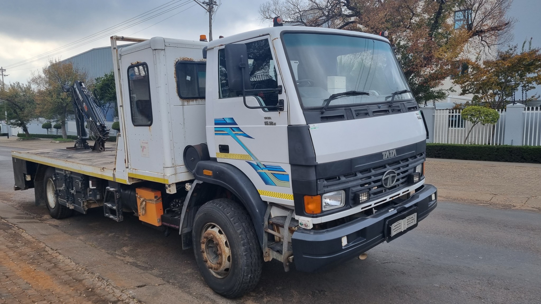 2010 TATA 1518c  8TON FLATDECK WITH 033T HIAB CRANE - Image 2