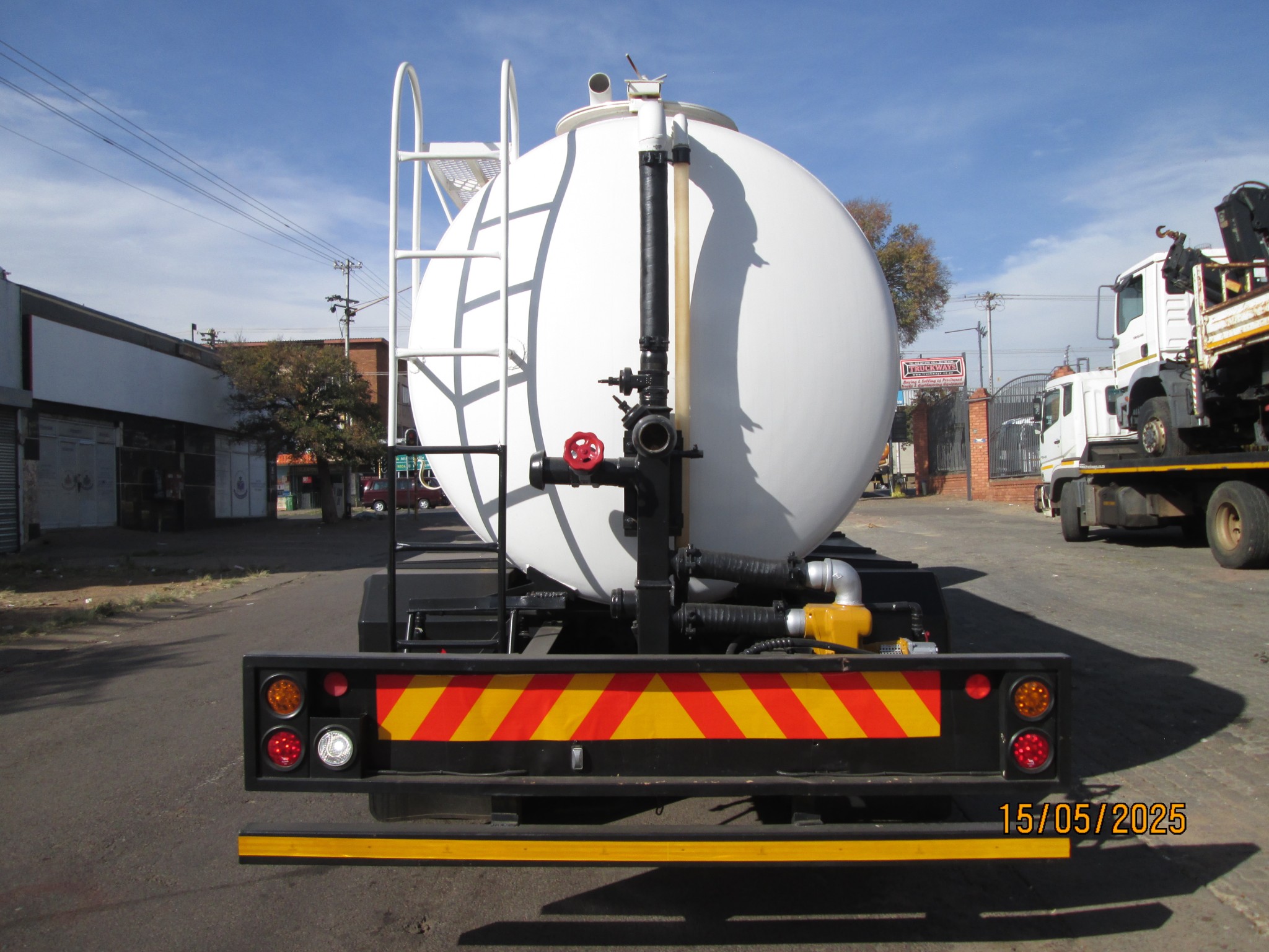 2012 UD330 14000L WATER TANKER - Image 6