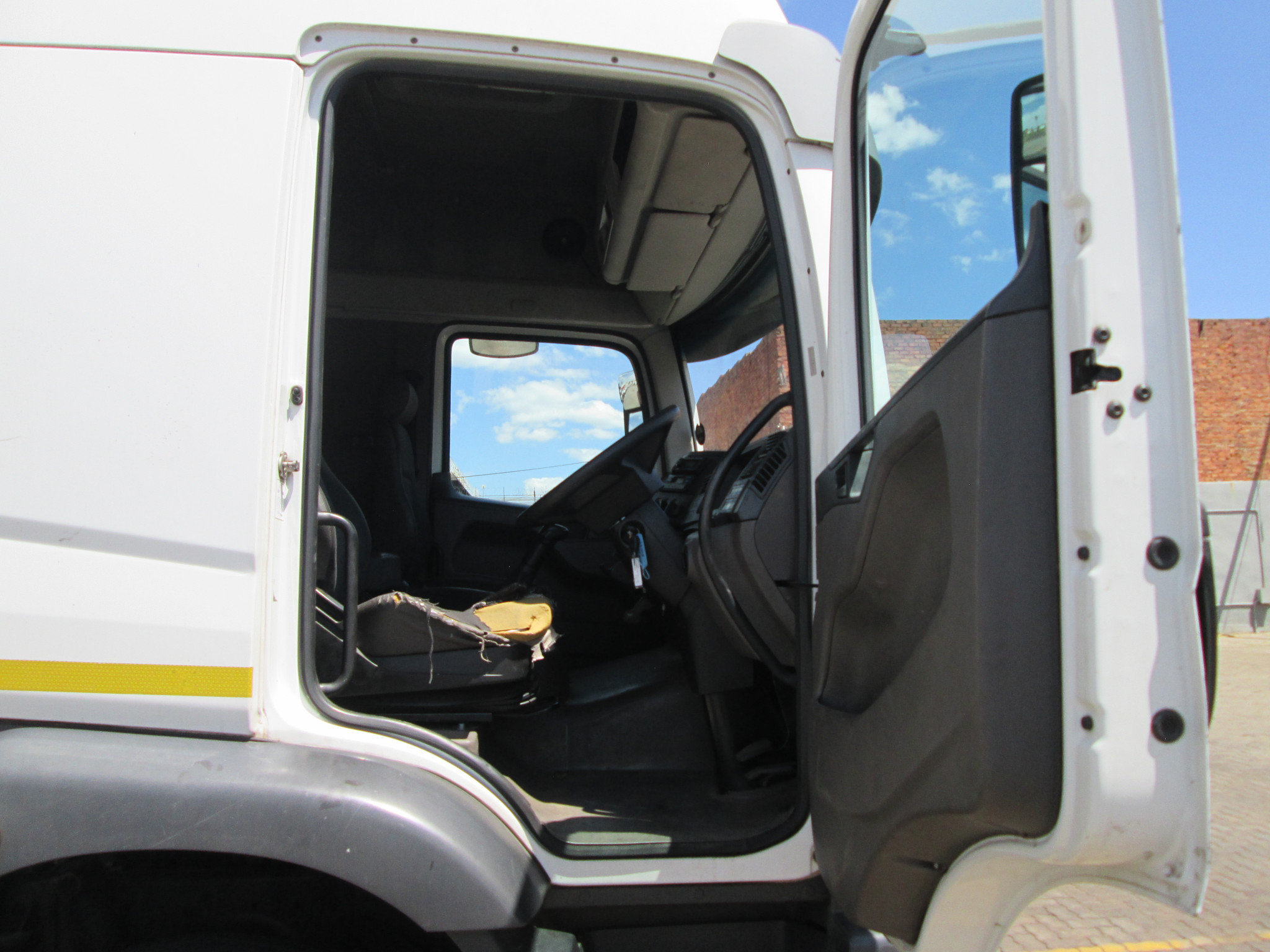 2016 VW CONSTELLATION 24.250 12TON CURTAIN SIDES - 292437KM - Image 12