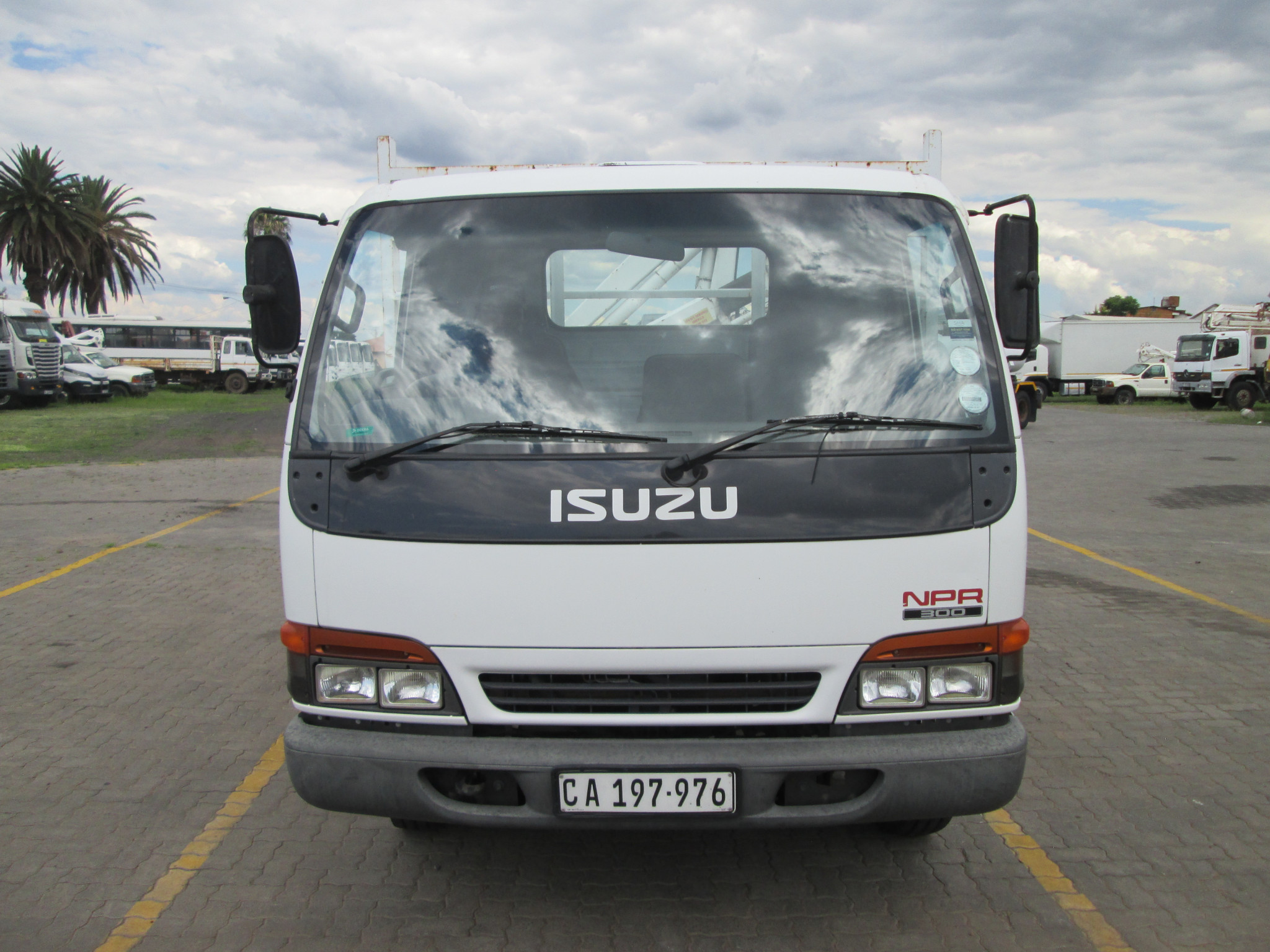 1999 ISUZU NPR300 3TON DROPSIDE WITH BONFIGLIOLI  P5000L CRANE - Image 2