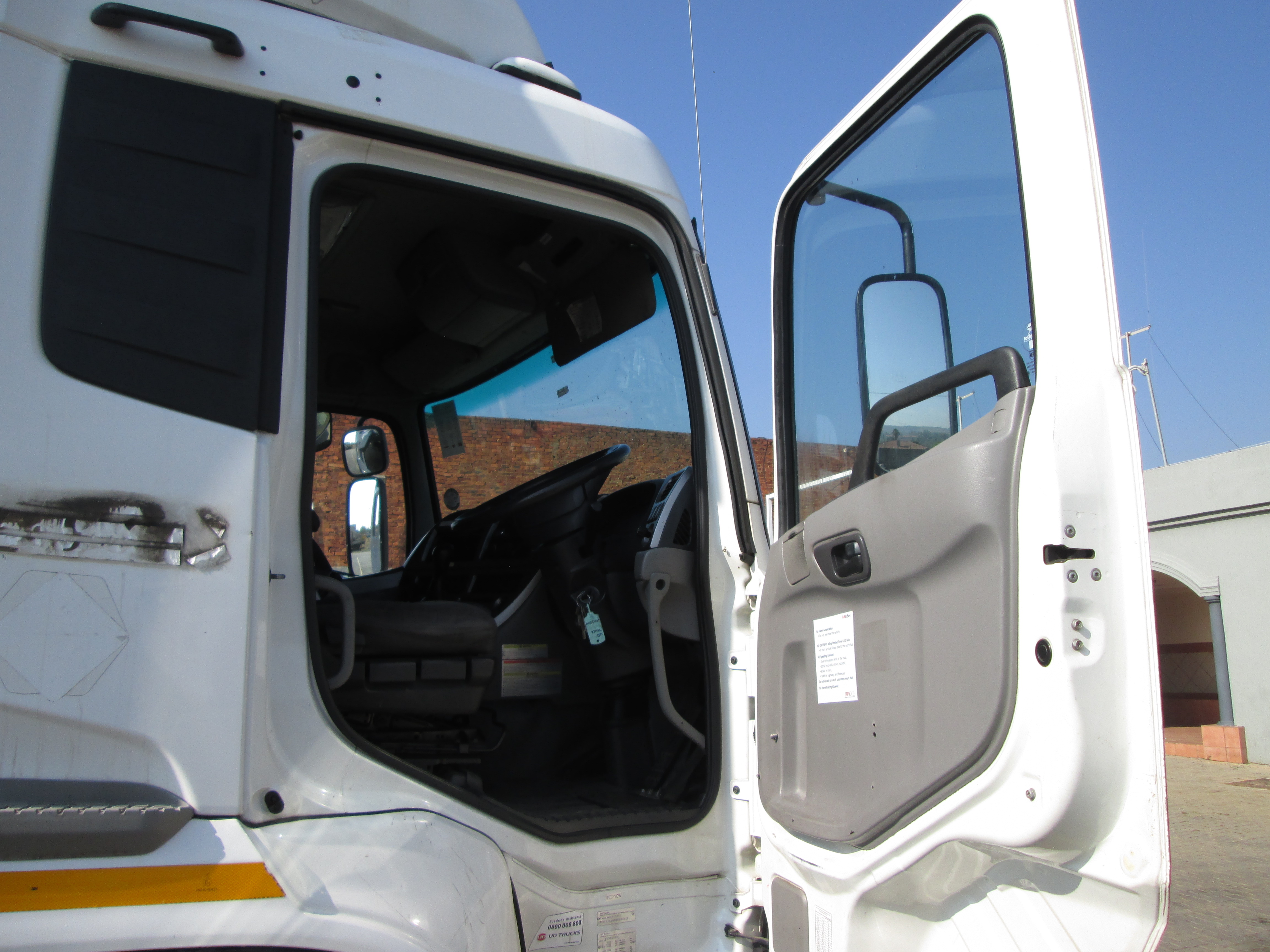 2018 UD QUON GW26-450 TRUCK TRACTOR 313060KM - Image 9