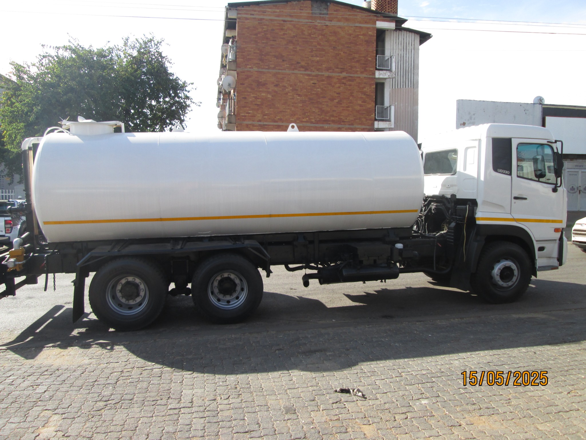 2012 UD330 14000L WATER TANKER - Image 8