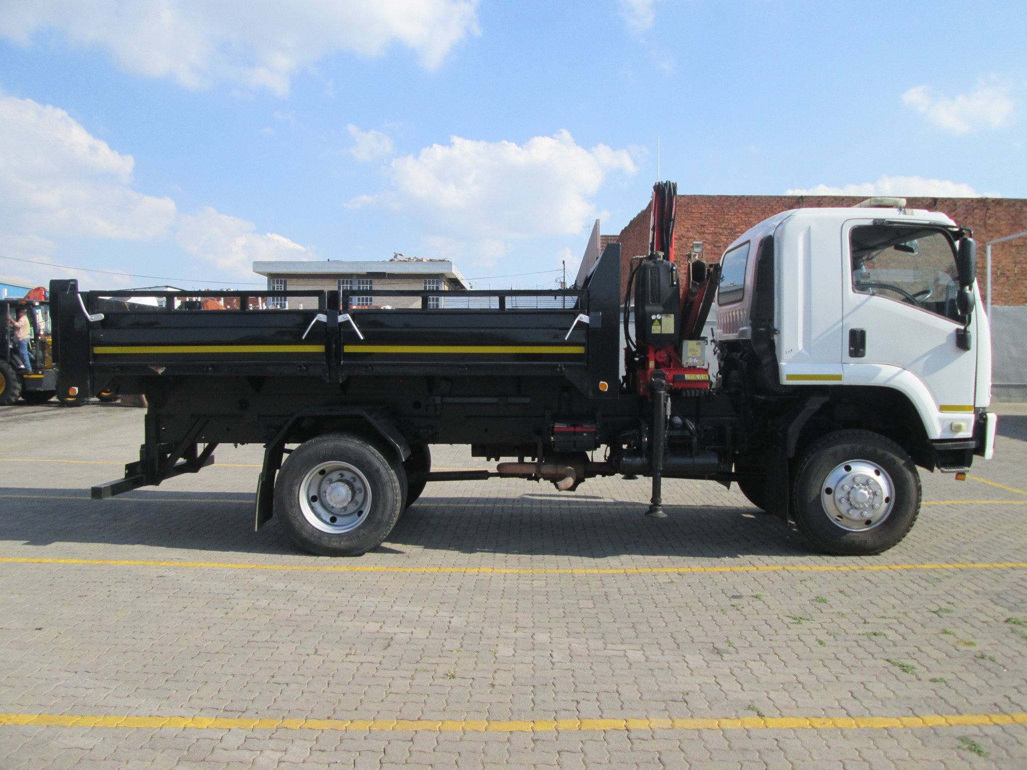 2014 ISUZU FTS750 4X4 5CUBE TIPPER DROPSIDE WITH FASSI F65 CRANE - Image 14