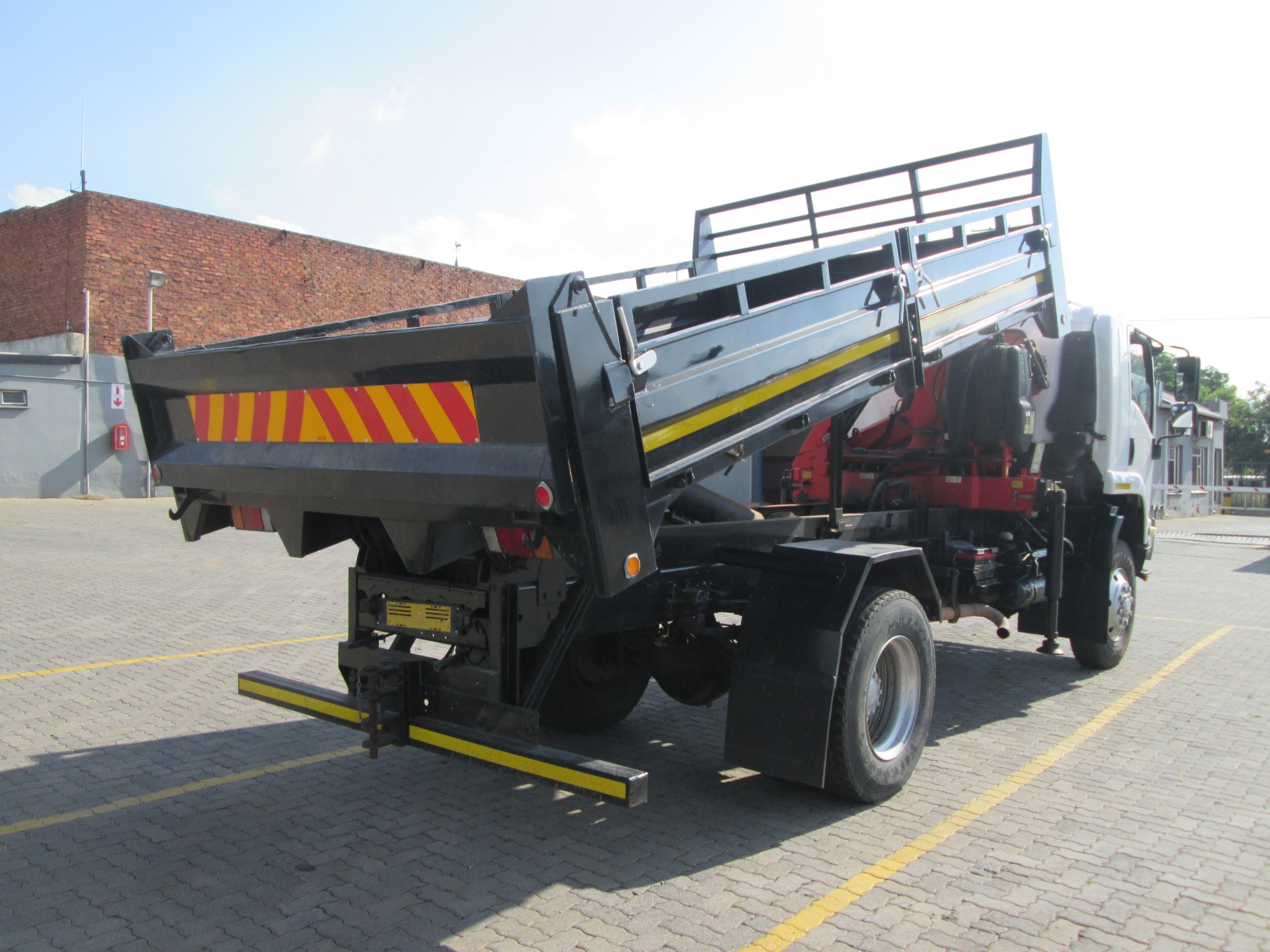 2014 ISUZU FTS750 4X4 5CUBE TIPPER DROPSIDE WITH FASSI F65 CRANE - Image 6