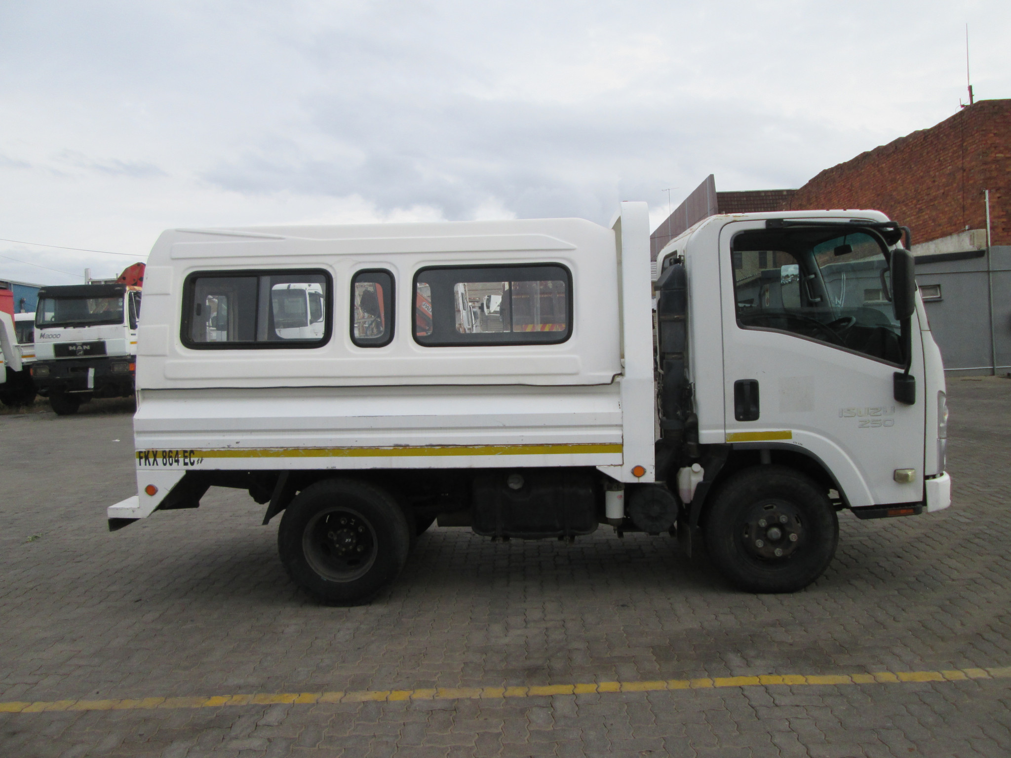 2010 ISUZU NMR250 WITH CANOPY  - Image 7