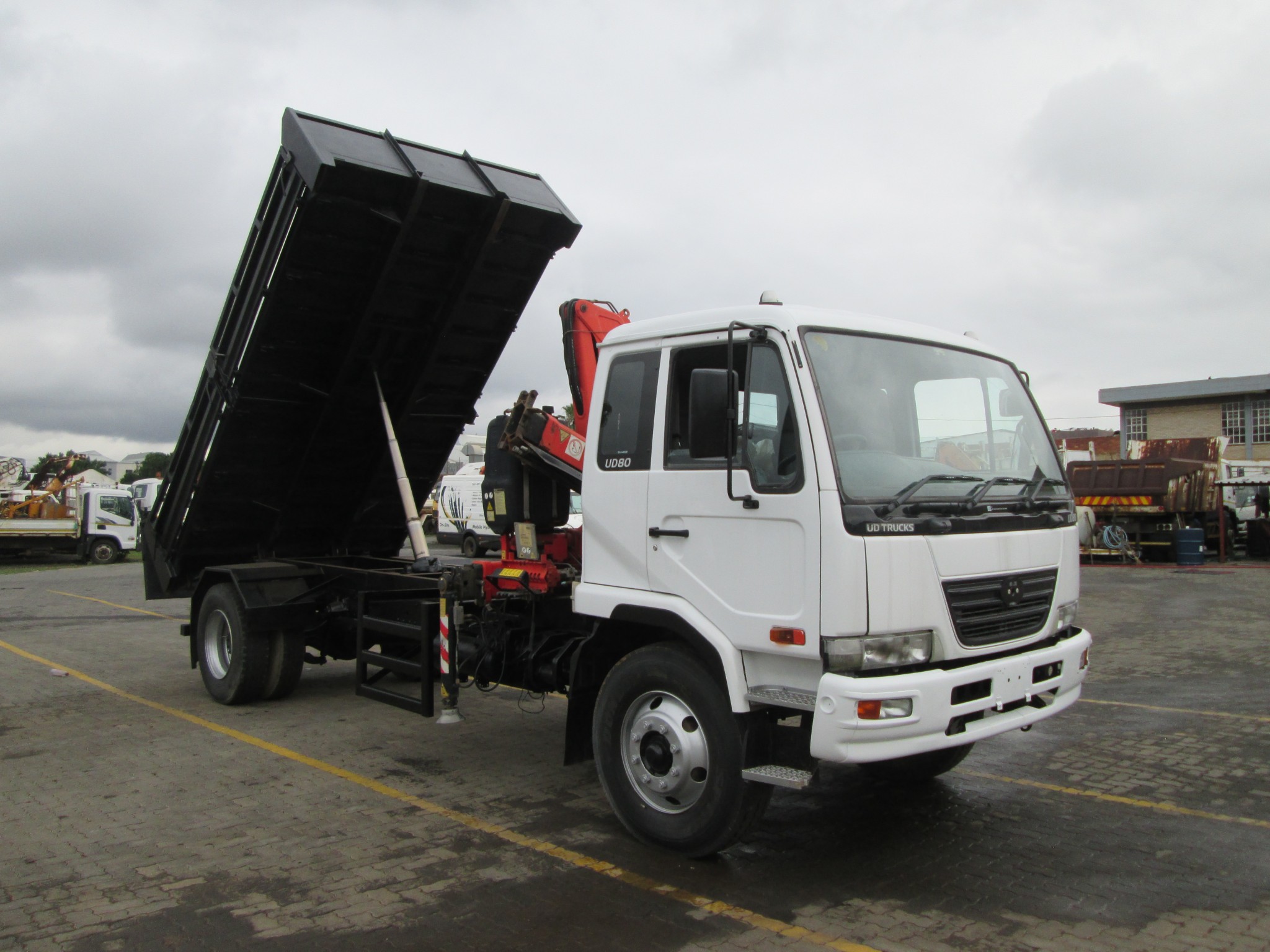 2013 UD80 5CUBE  TIPPER DROPSIDE BODY WITH FASSI F65 CRANE  - Image 11