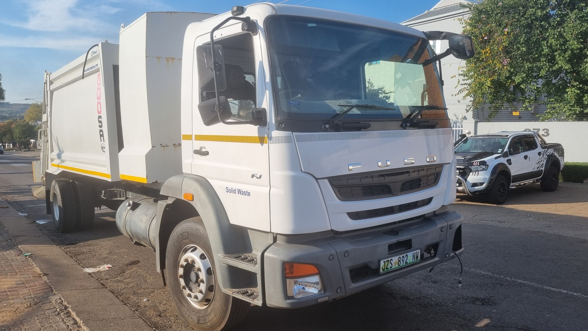 2018 FUSO FJ16-230 12 CUBE COMPACTOR