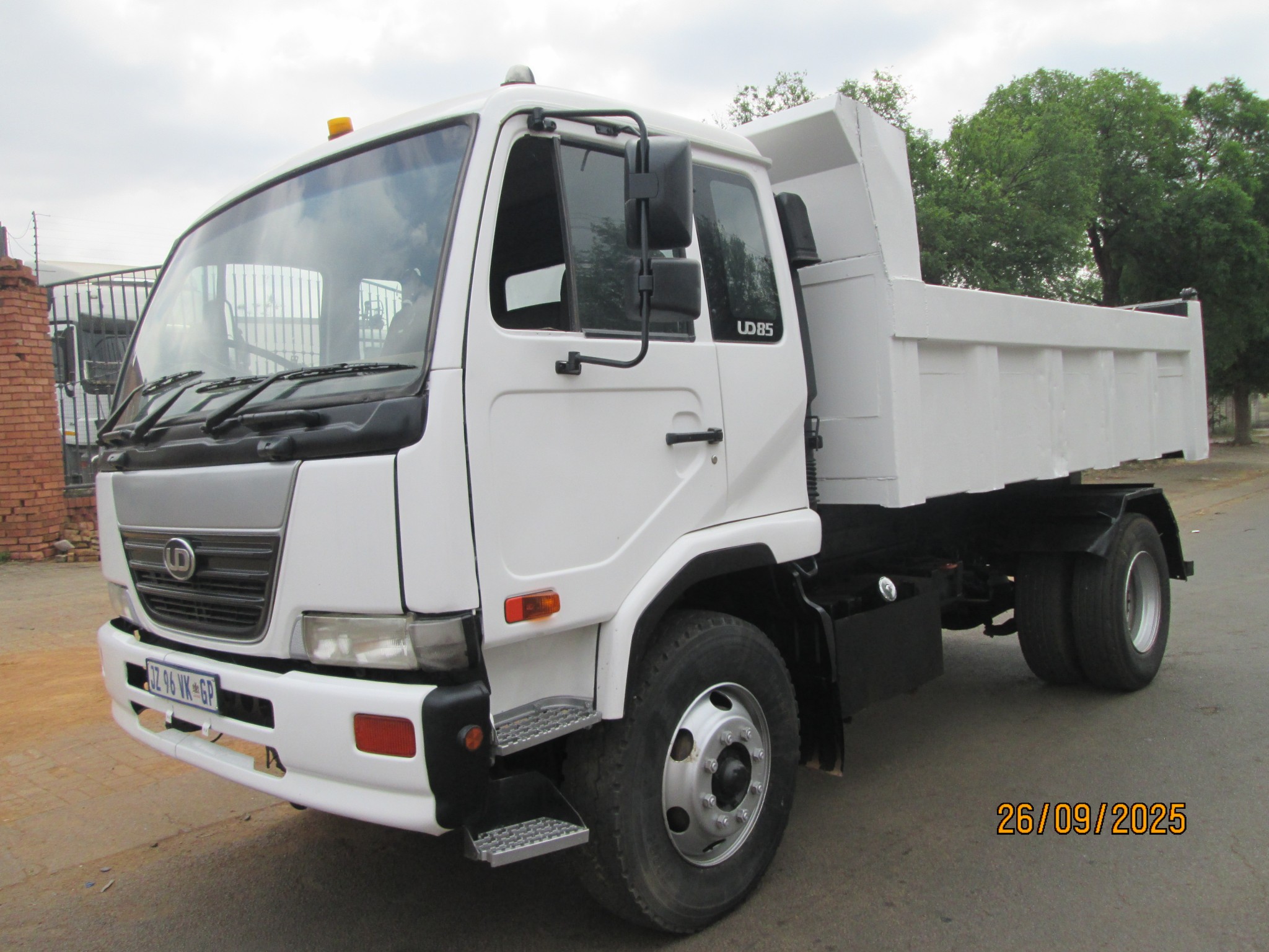 2004 UD85 6CUBE TIPPER - Image 3