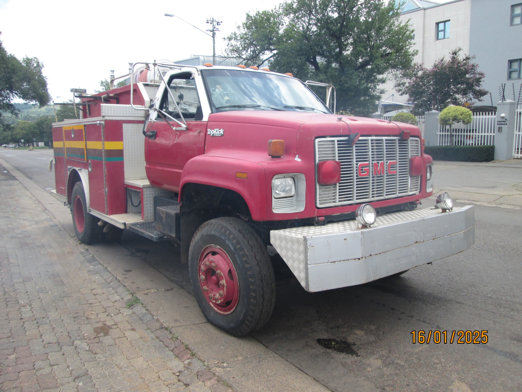 2000 GMC TOPKICK C6500 FIRE TRUCK - Image 1