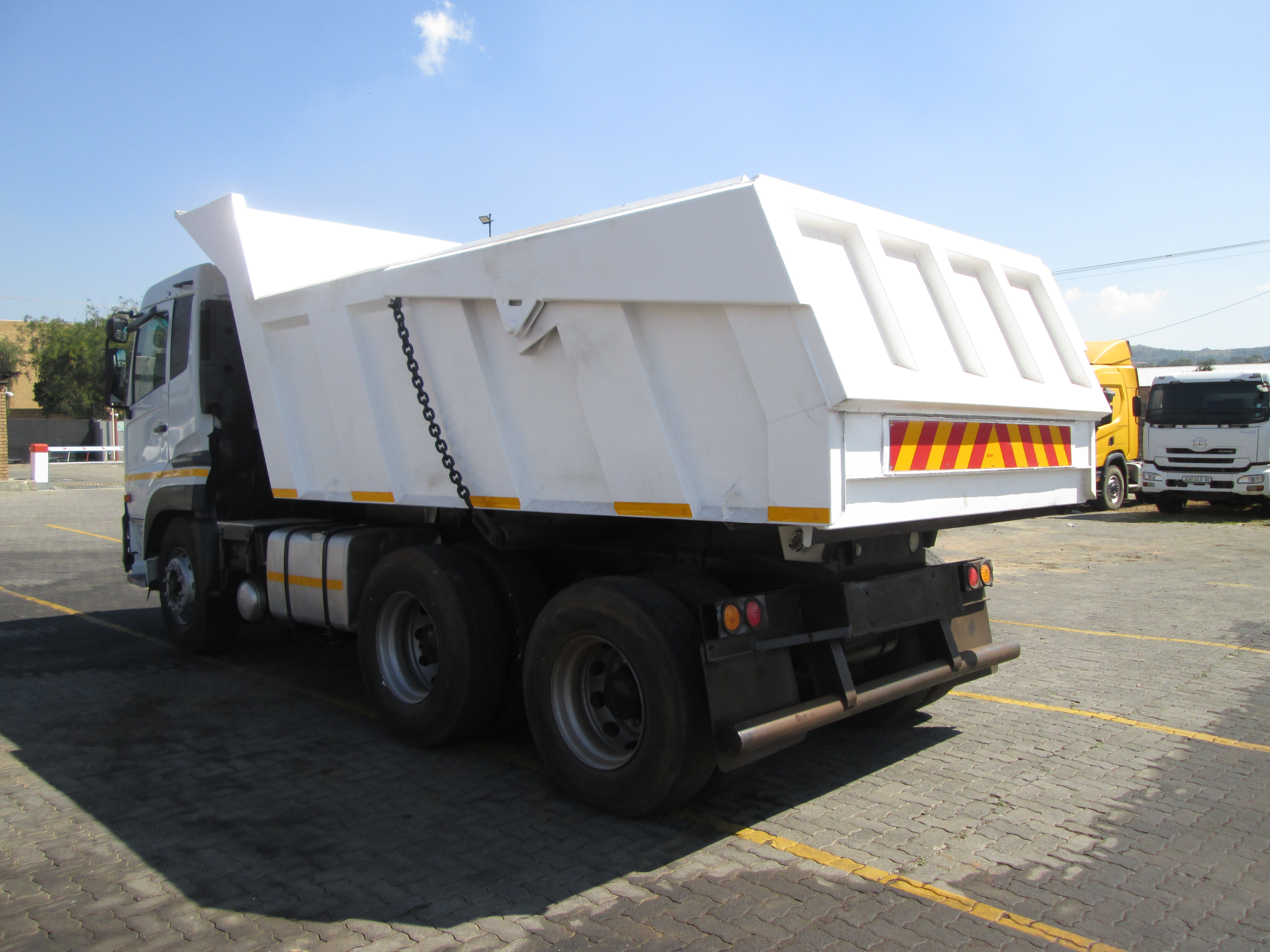 2015 UD QUON GW26-450 10CUBE TIPPER - Image 5