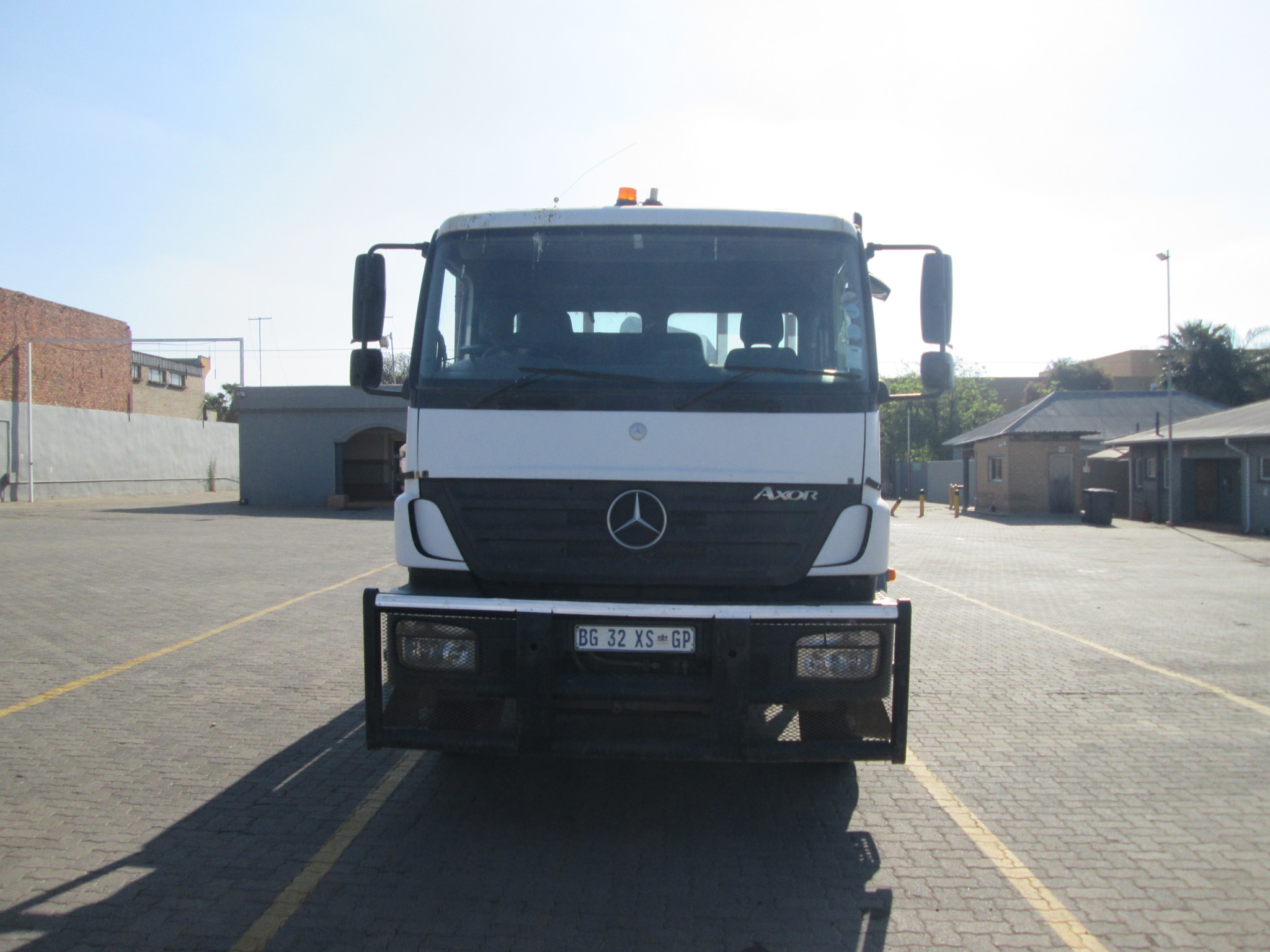 2011 MERCEDES BENZ 2628 AXOR 12TON DROPSIDE WITH PK32080 - Image 2
