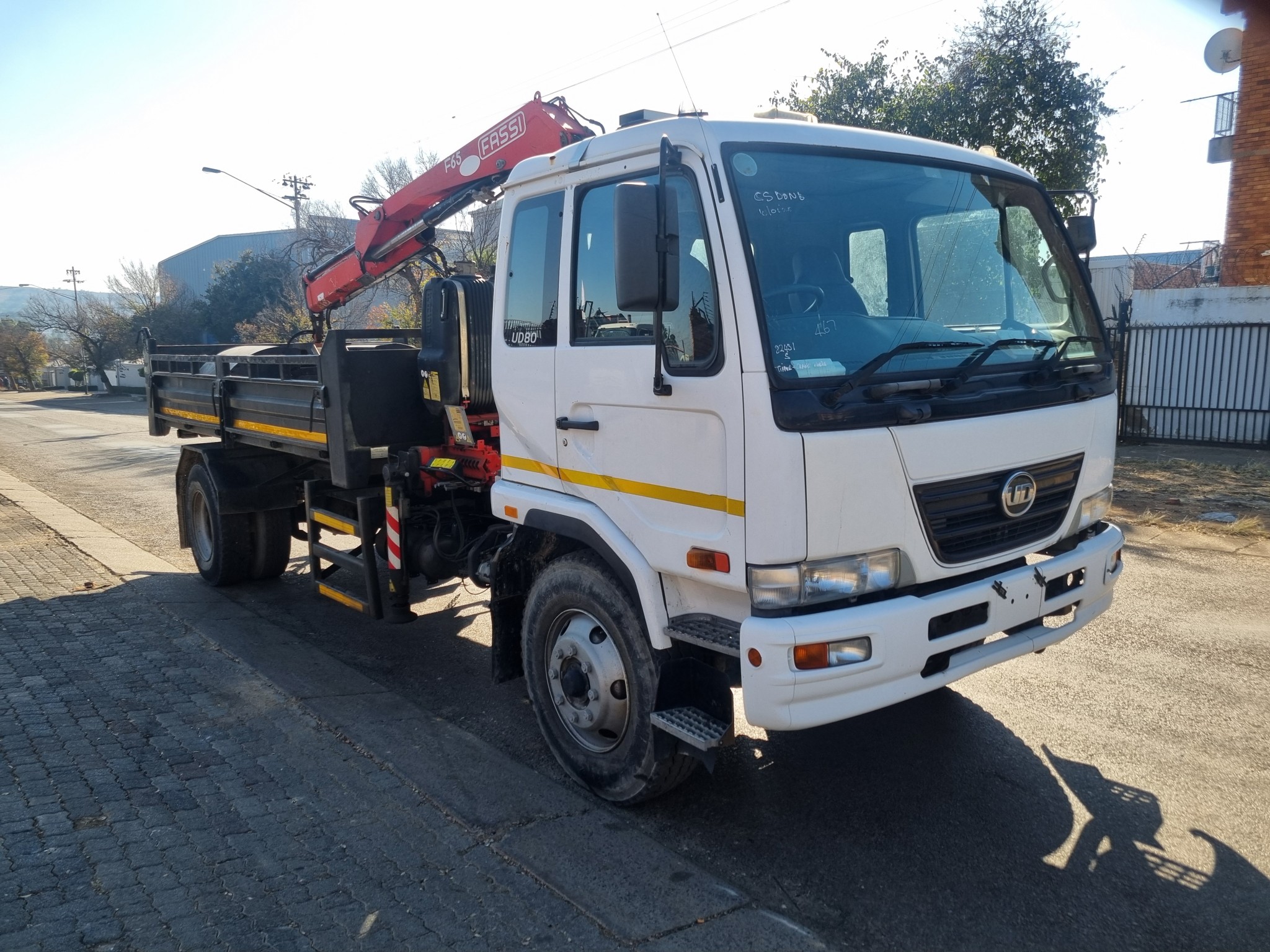 2013 UD80 5CUBE  TIPPER DROPSIDE BODY WITH FASSI F65 CRANE & GRAB - Image 1