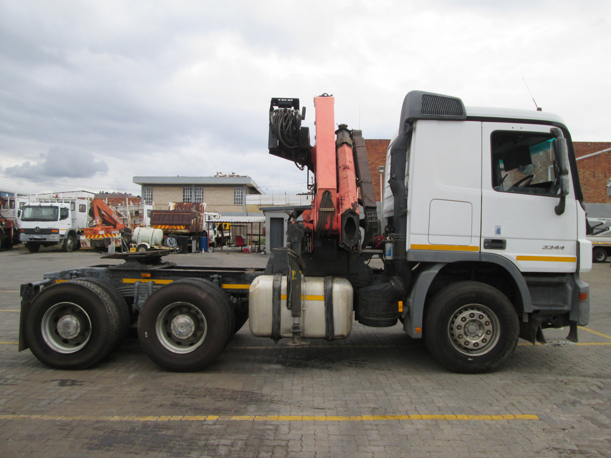 2012 MERCEDES BENZ 3344 TRUCK TRACTOR WITH PK 15500 CRANE - Image 8