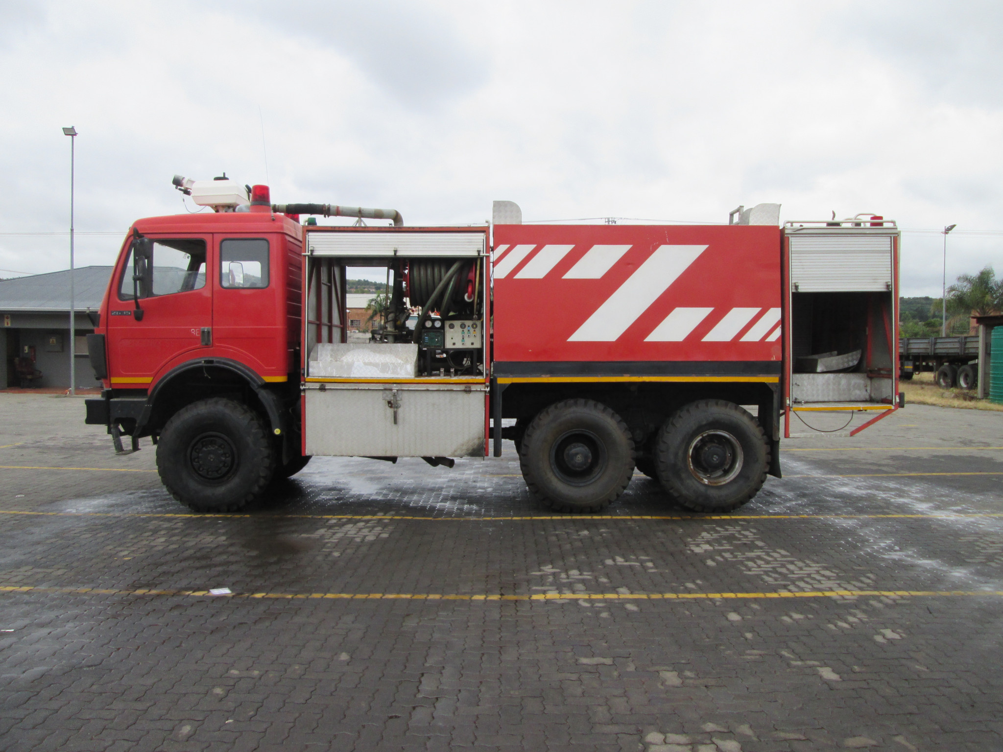 2014 MERCEDES BENZ 2635 ACTROS FIRETRUCK 045317KM - Image 4