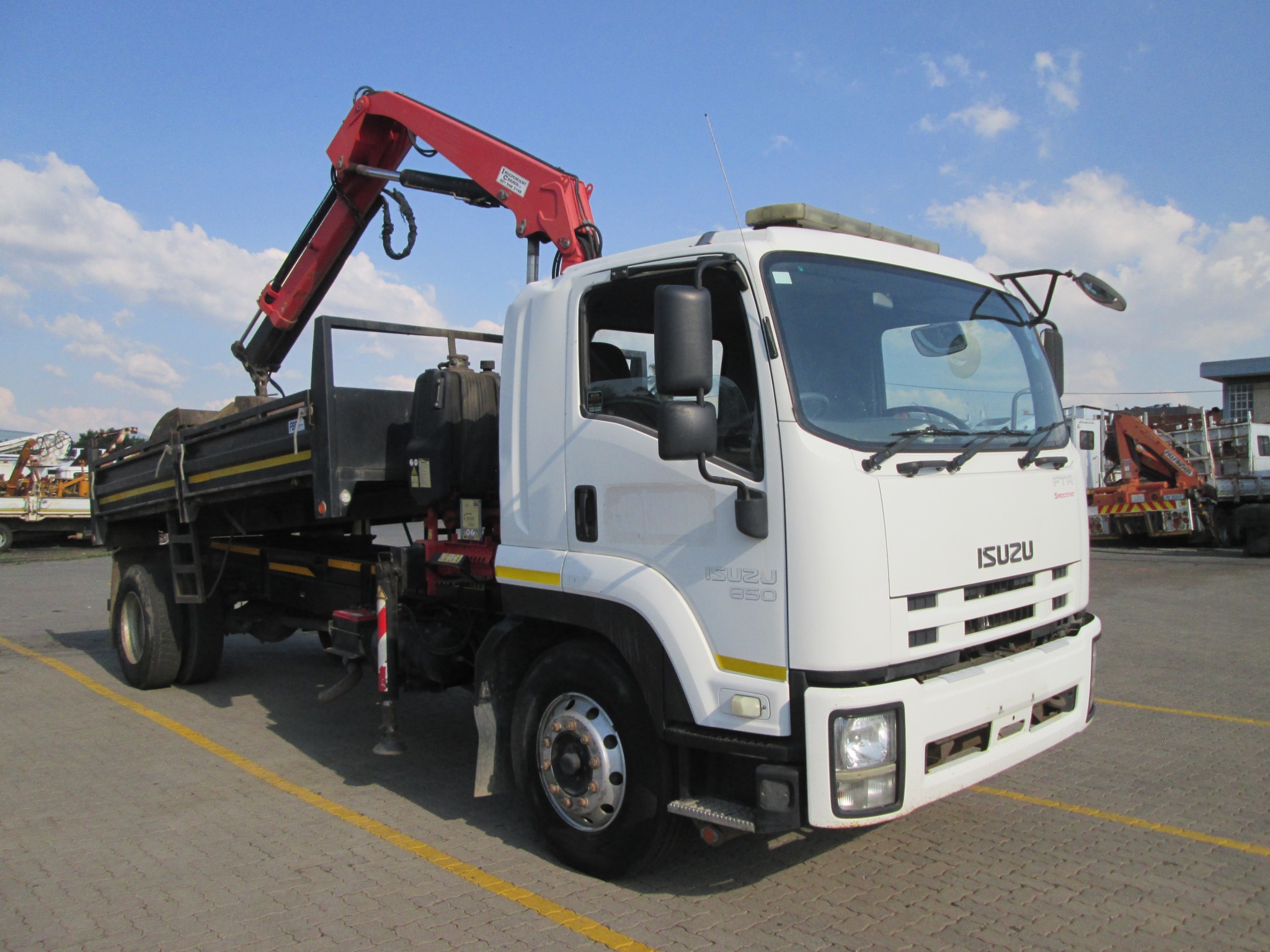 2014 ISUZU FTR850 5CUBE TIPPER DROPSIDE BODY WITH FASSI F80 CRANE AND GRAB