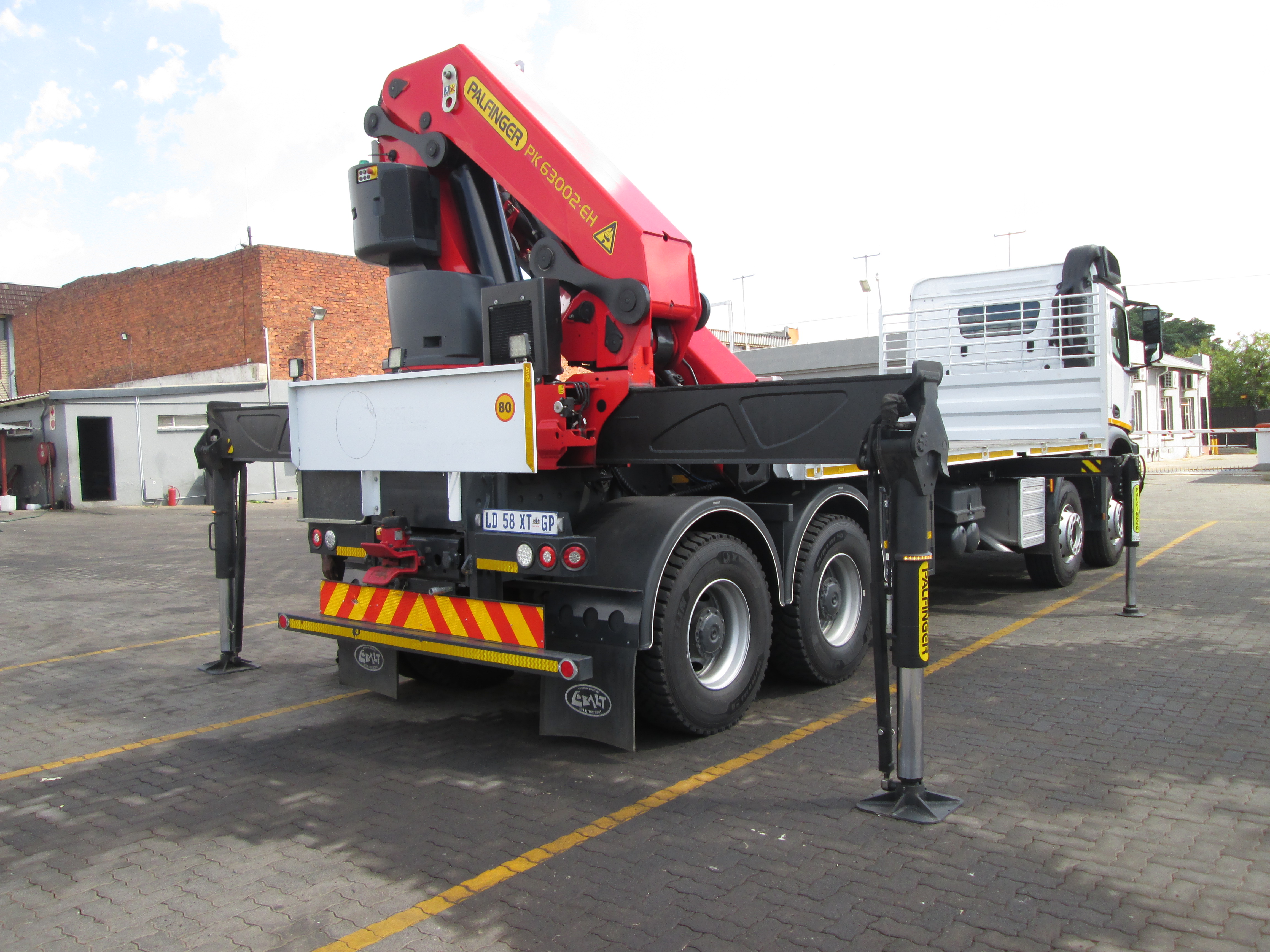2023 Mercedes Benz AROCS 4152 Twin steer 8x4 flat deck Equipped with rear mount PK63002 EH crane - Image 16