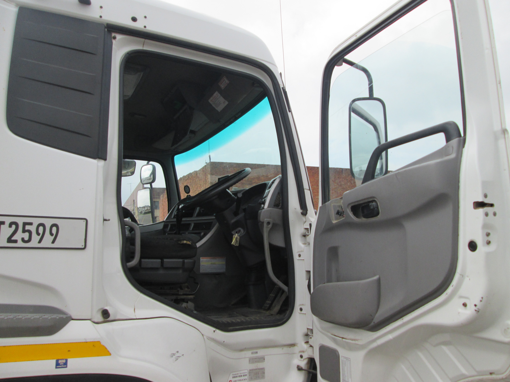 2015 UD QUON GW26-450 TRUCK TRACTOR - Image 9