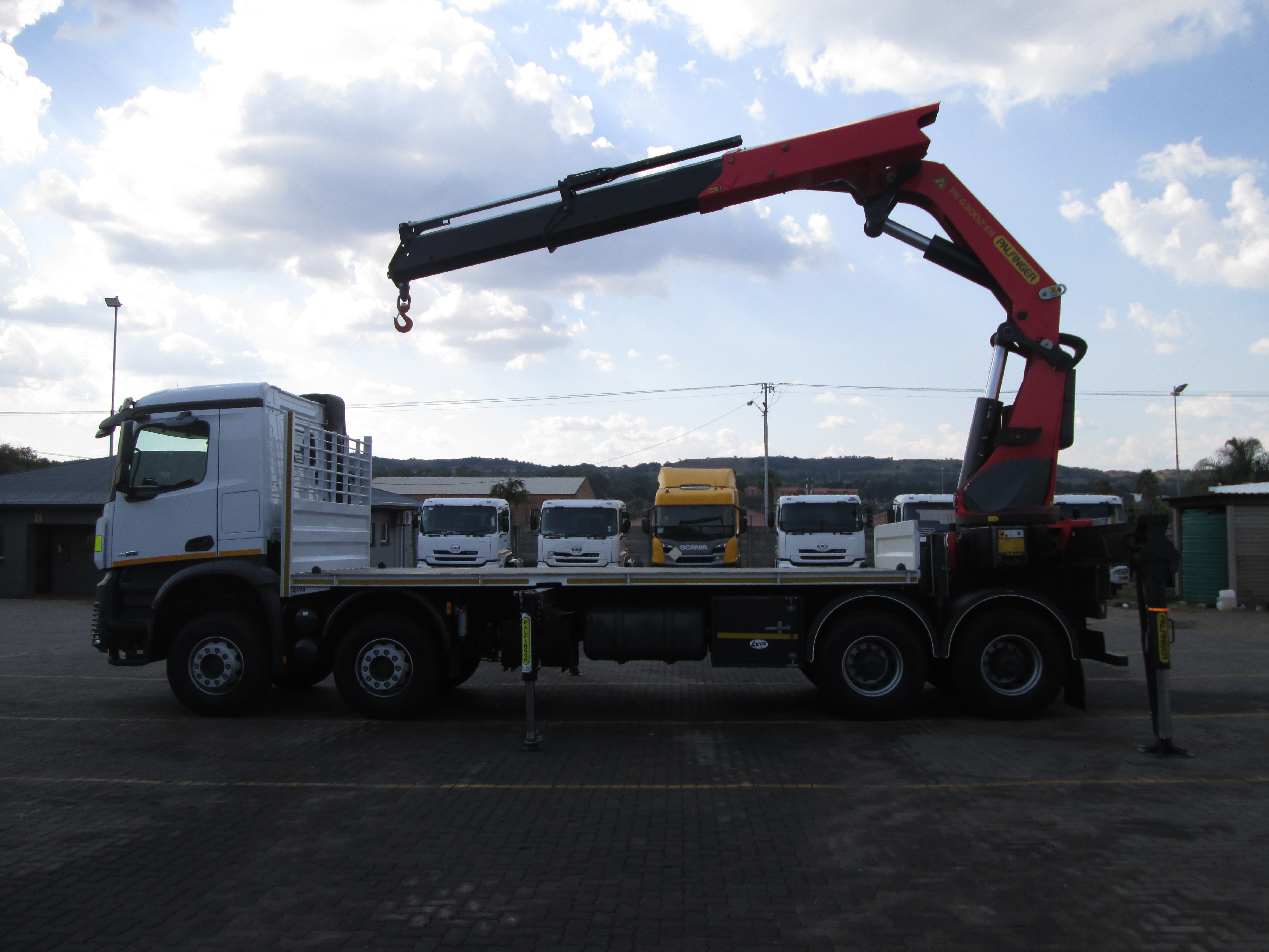 2023 Mercedes Benz AROCS 4152 Twin steer 8x4 flat deck Equipped with rear mount PK63002 EH crane - Image 30