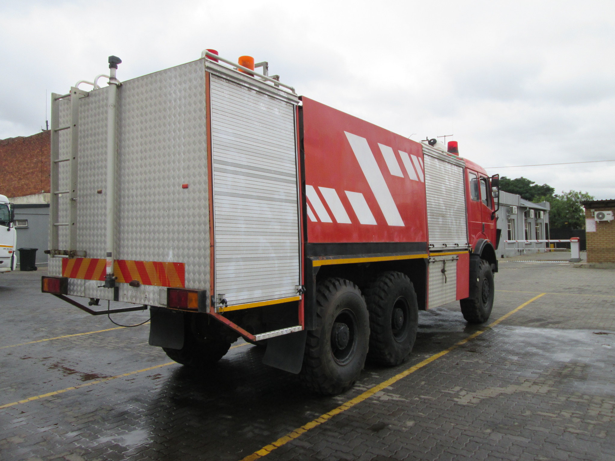 2014 MERCEDES BENZ 2635 ACTROS FIRETRUCK 045317KM - Image 20