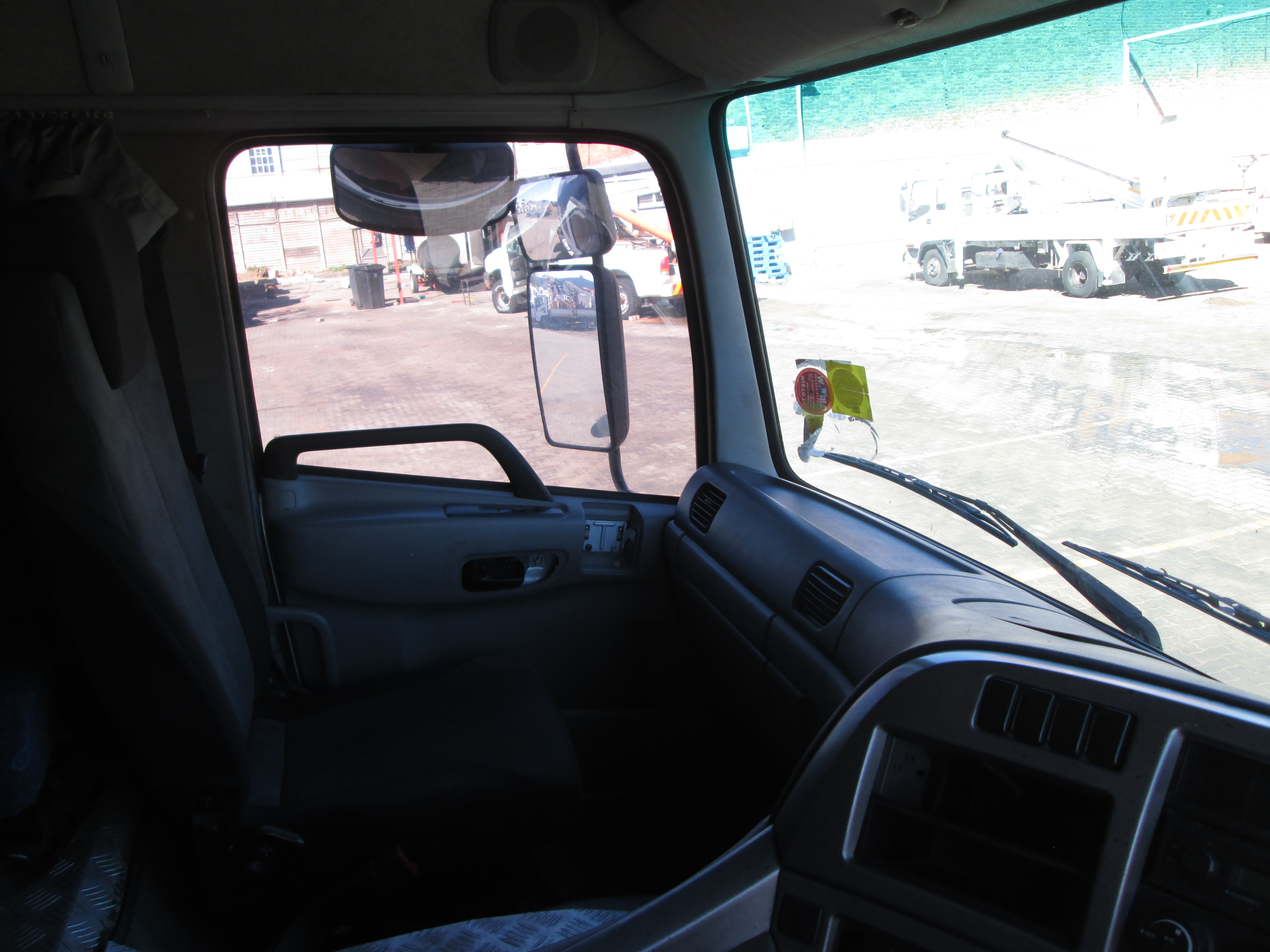 2015 UD QUON GW26-450 TRUCK TRACTOR 296557KM - Image 10