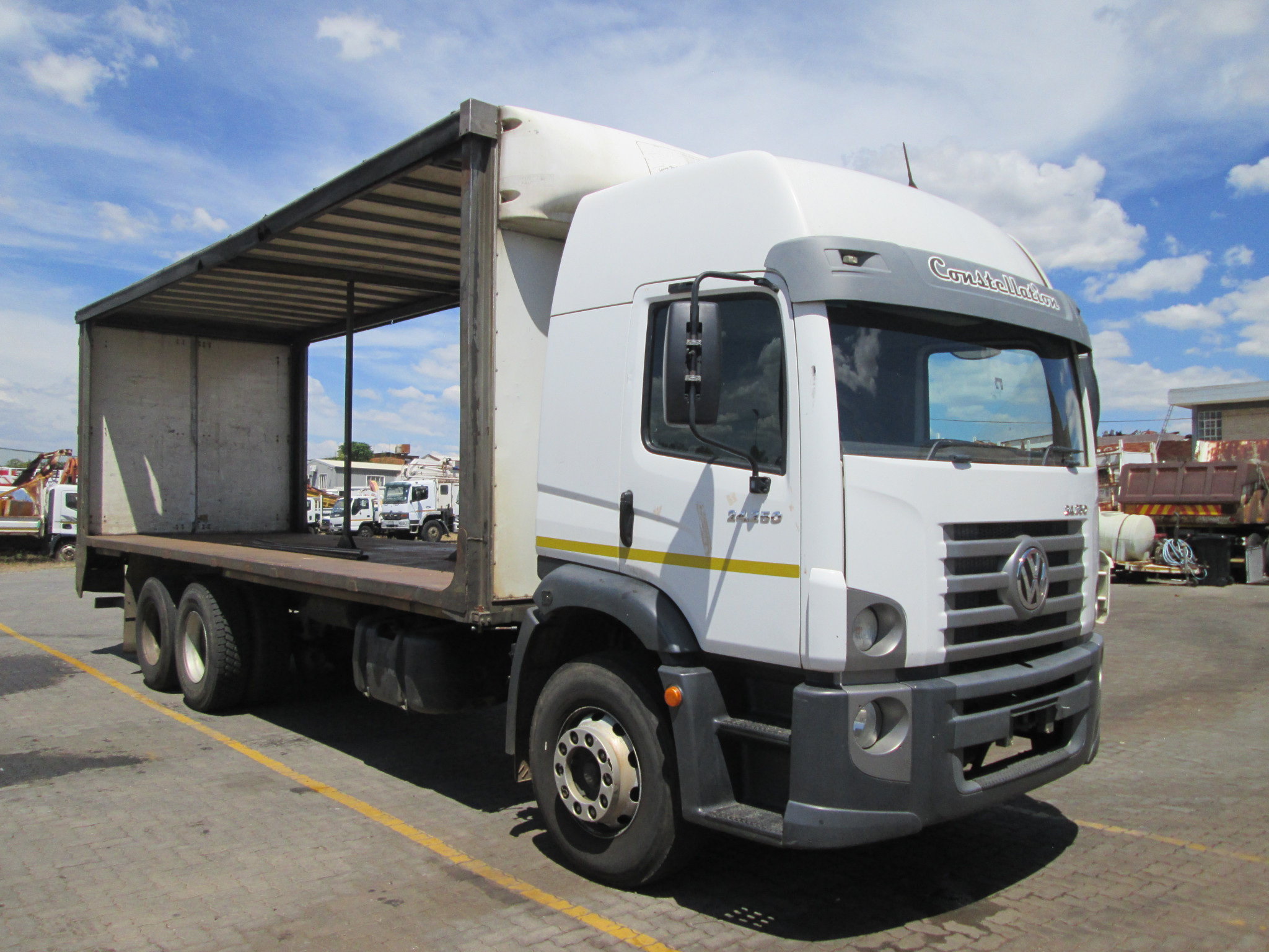 2016 VW CONSTELLATION 24.250 12TON CURTAIN SIDES - 292437KM