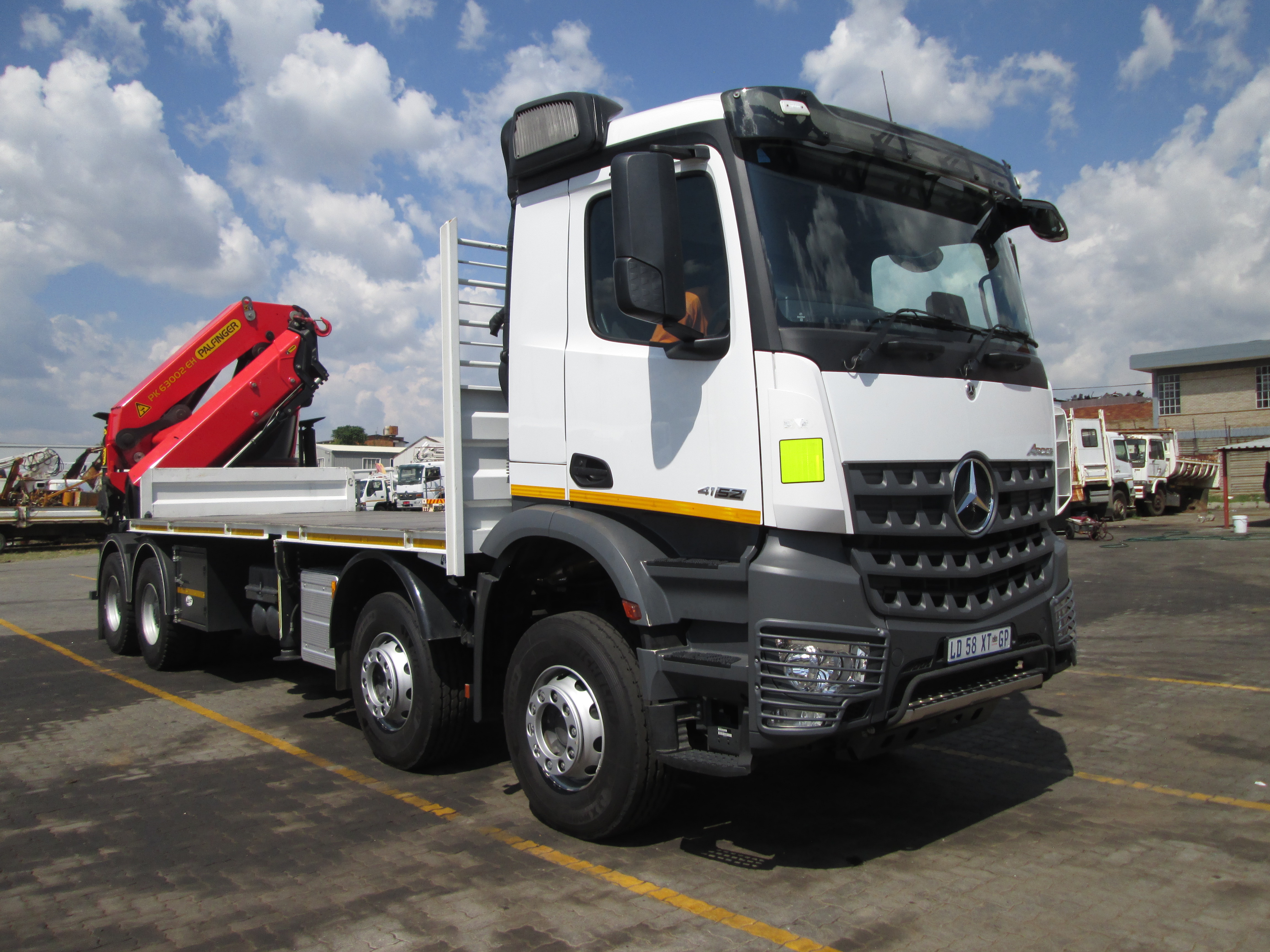 2023 Mercedes Benz AROCS 4152 Twin steer 8x4 flat deck Equipped with rear mount PK63002 EH crane - Image 1