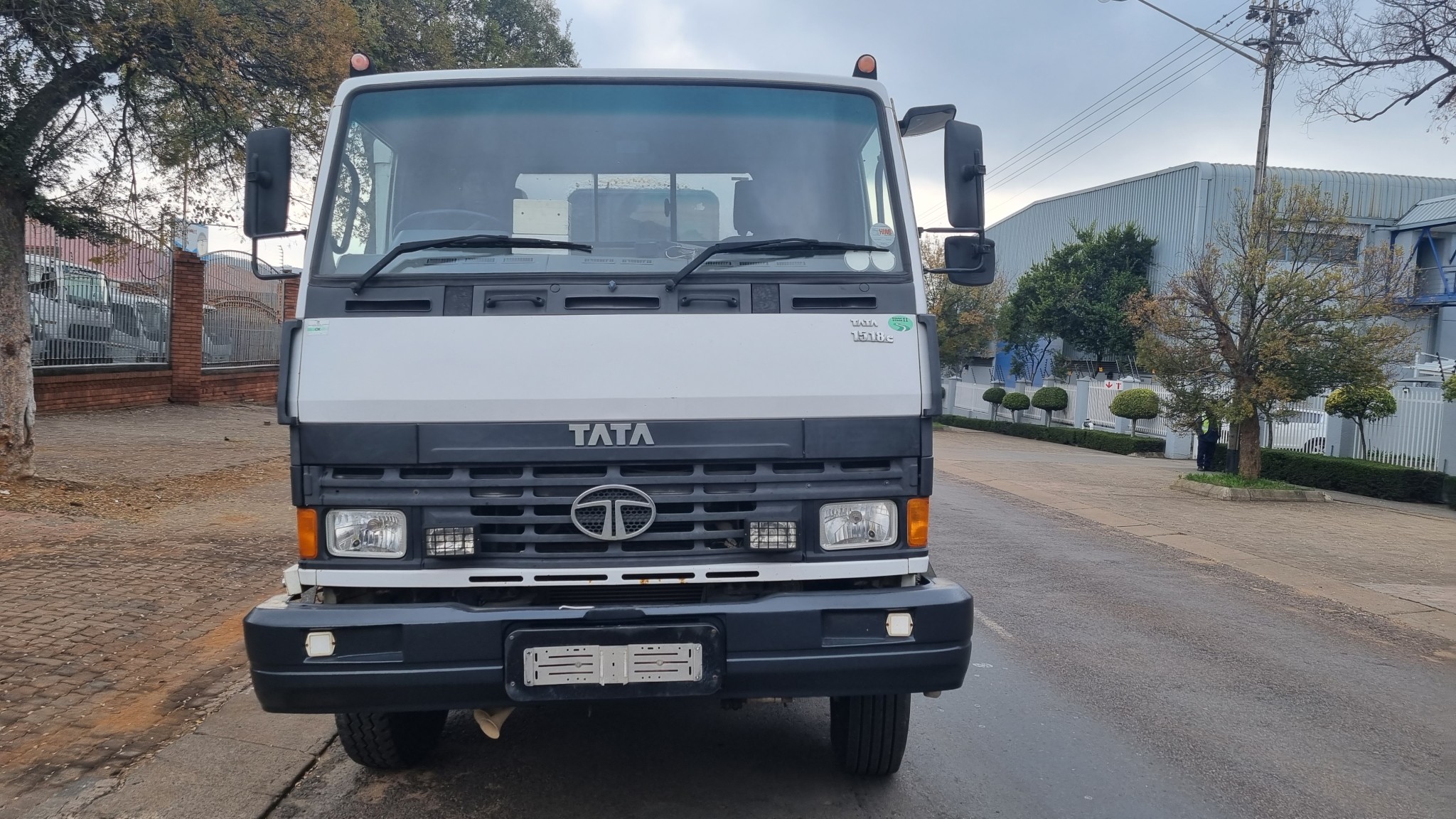 2010 TATA 1518c  8TON FLATDECK WITH 033T HIAB CRANE - Image 3