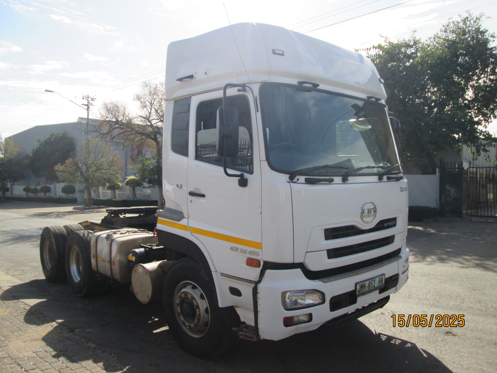2015 UD QUON GW26-450 TRUCK TRACTOR - Image 1